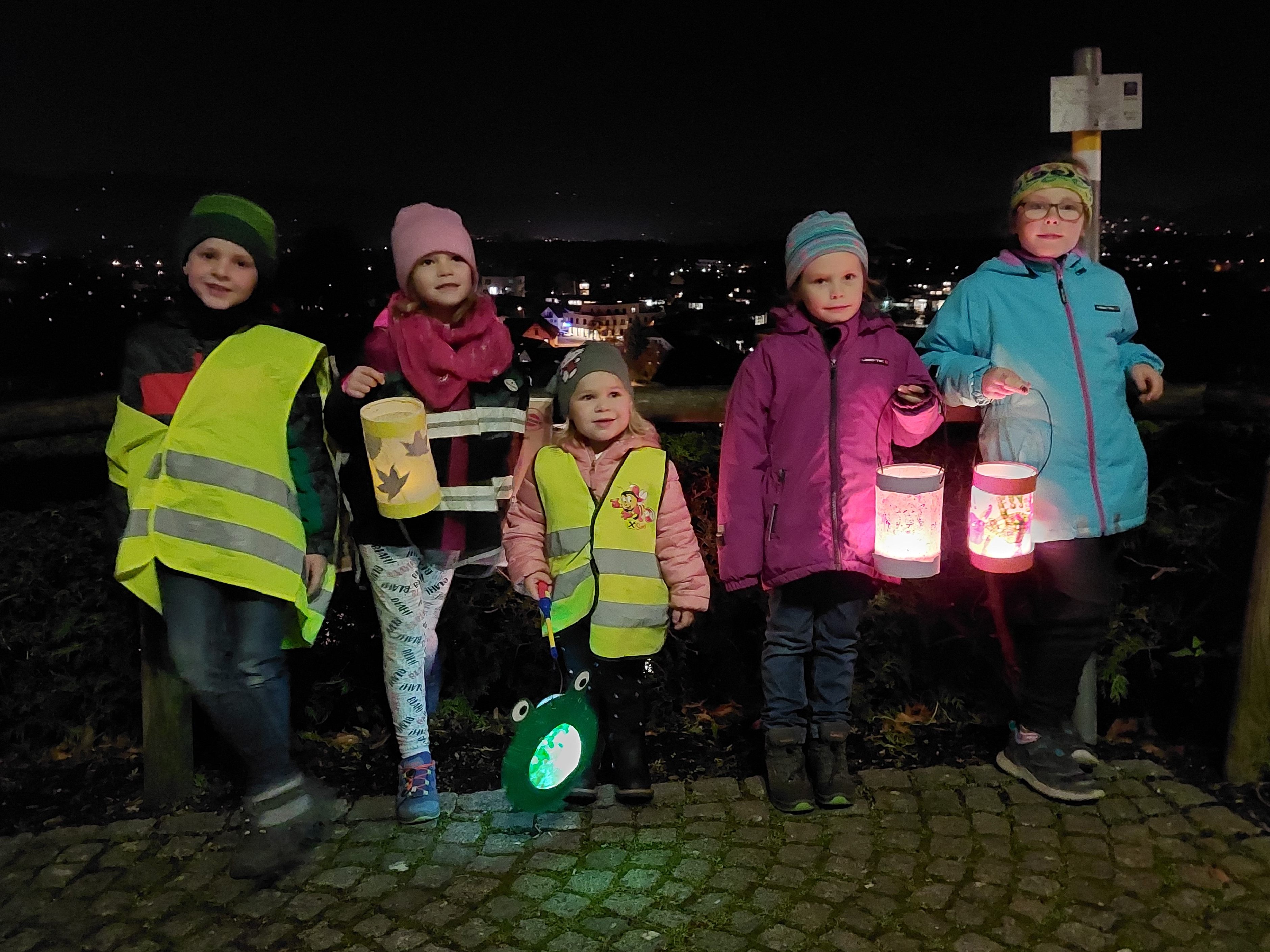 Mit den Laternen auf dem Martinsweg