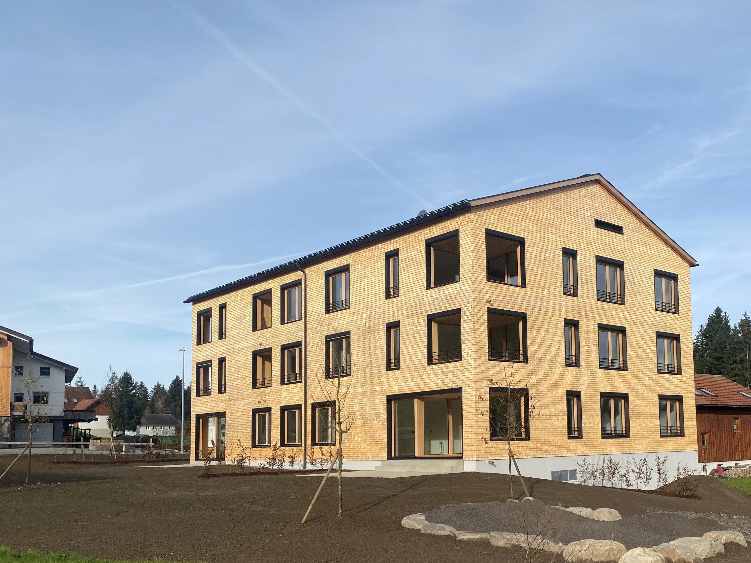 Morscher Bauprojekte stellt das Passivhaus-Gebäude Unterkrumbach 337 mit acht energieeffizienten Wohnungen fertig. Morscher Bauprojekte stellt das Passivhaus-Gebäude Unterkrumbach 337 mit acht energieeffizienten Wohnungen fertig.