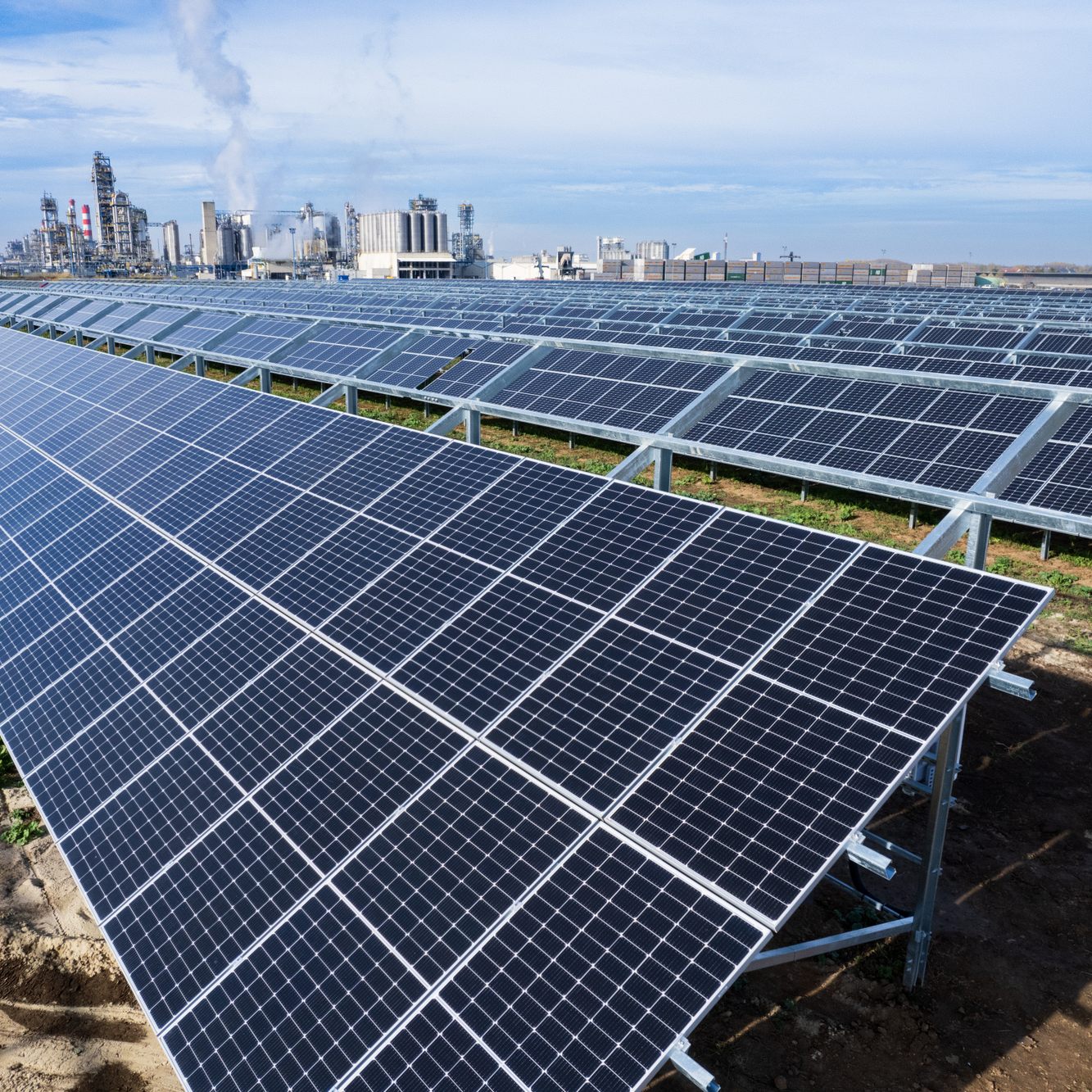 Verbund und Borealis errichten Photovoltaikpark in Schwechat.