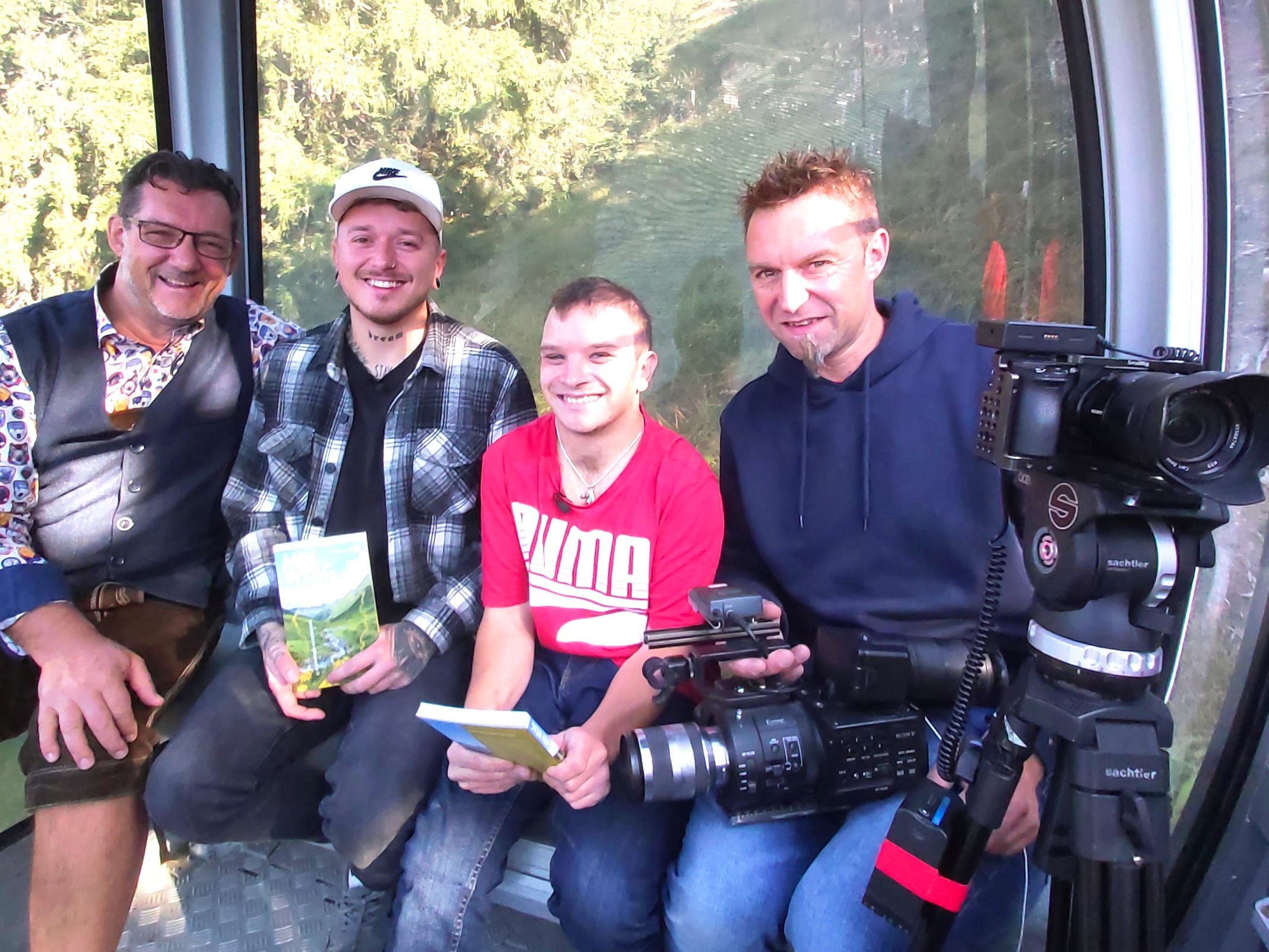 "Gondoliere" Andreas Seeburger (li) und Kameramann Thomas Gmeiner (re) begrüßen in der aktuellen Gondlsendung die Gäste der Caritas Vorarlberg, Patrick Frainer und Rene Natter (mi).