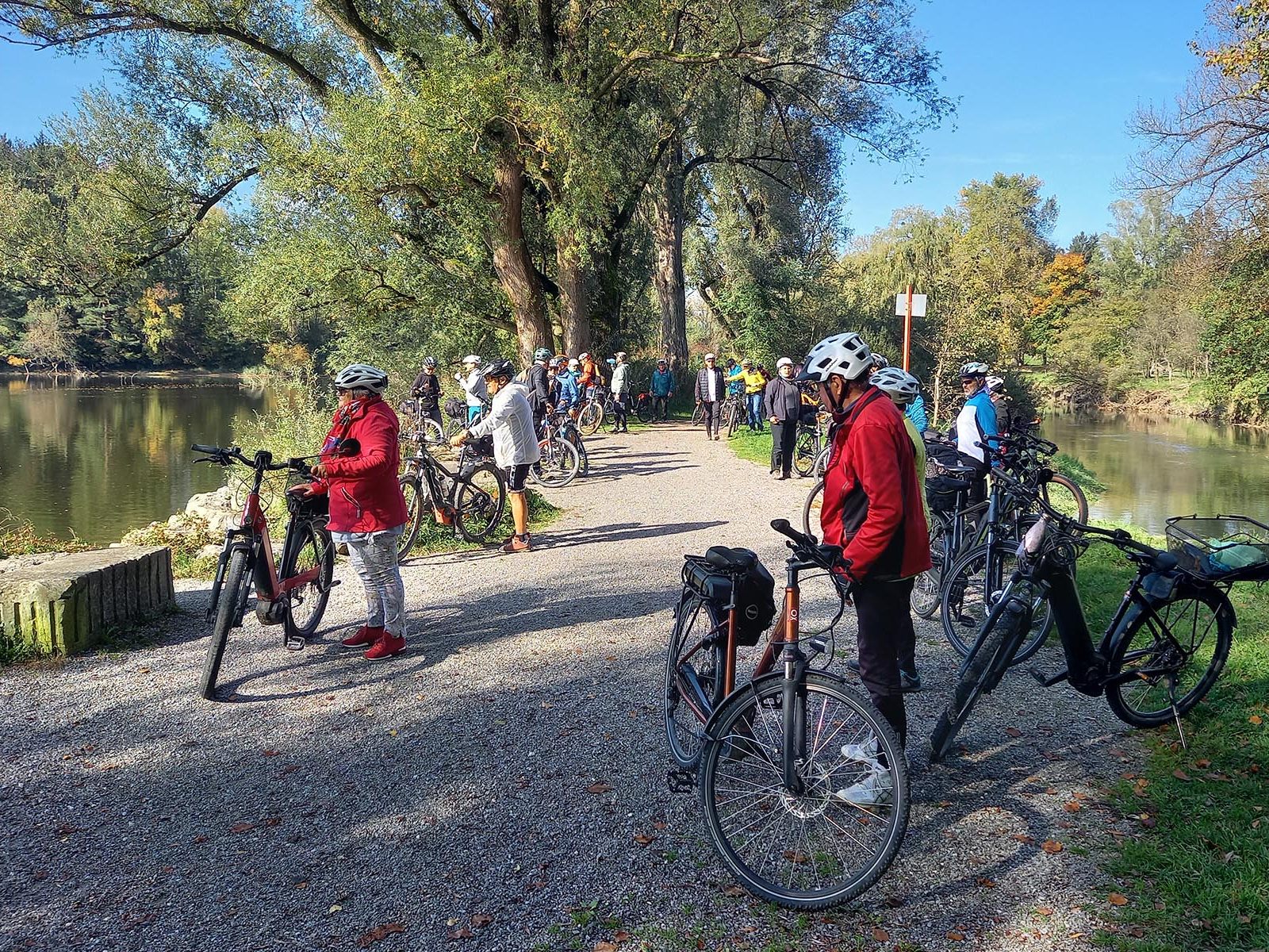 Die Radler erfreuten sich an der schönen Landschaft am Bodensee Die Radler erfreuten sich an der schönen Landschaft am Bodensee