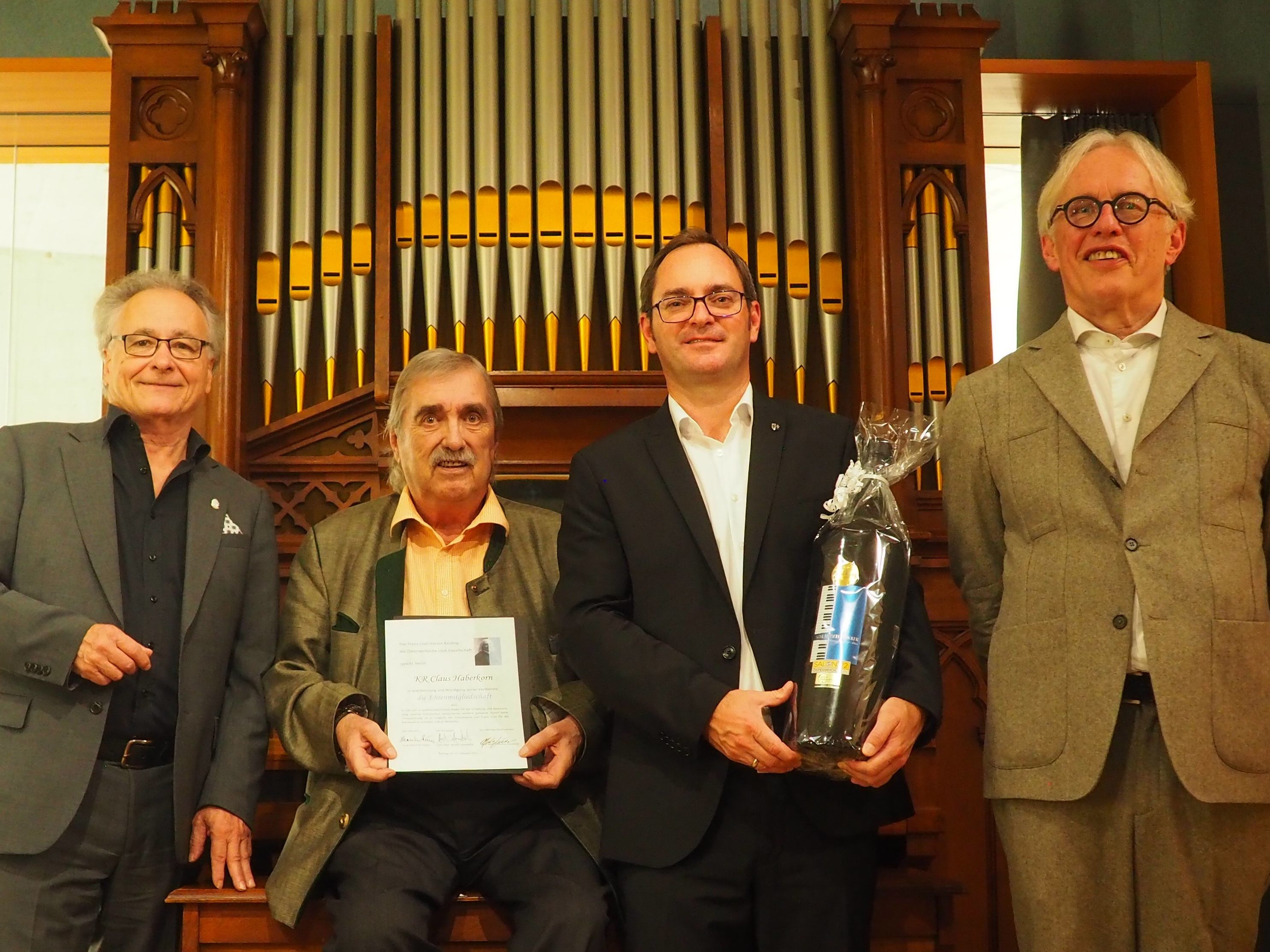 Obmann Manfred Fuchs, KR Claus Haberkorn mit der Ehrenurkunde, Bürgermeister Markus Landauer, Prof. Dr. Martin Haselböck.