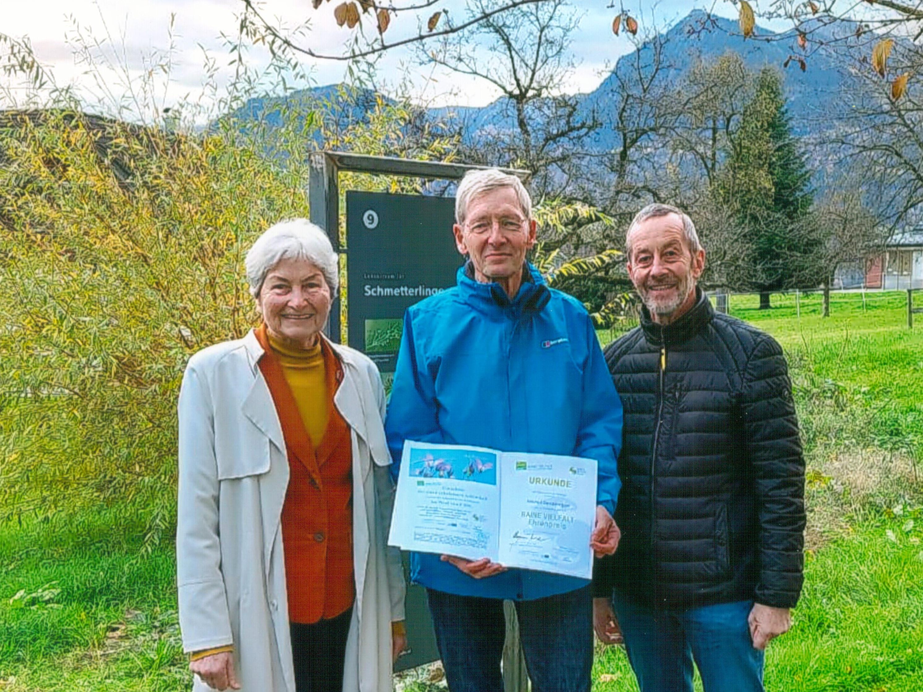 Dr. Helmut Sonderegger mit Hildegard Breiner und Günther Ladstätter vom Naturschutzbund bei der Preisüberreichung Dr. Helmut Sonderegger mit Hildegard Breiner und Günther Ladstätter vom Naturschutzbund bei der Preisüberreichung