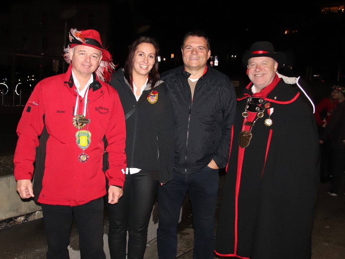 3) Zunftmeister René Winkel, Nadine Luger (VVF), Bgm. Thomas Schierle sowie Hanspeter Tauber. 3) Zunftmeister René Winkel, Nadine Luger (VVF), Bgm. Thomas Schierle sowie Hanspeter Tauber.