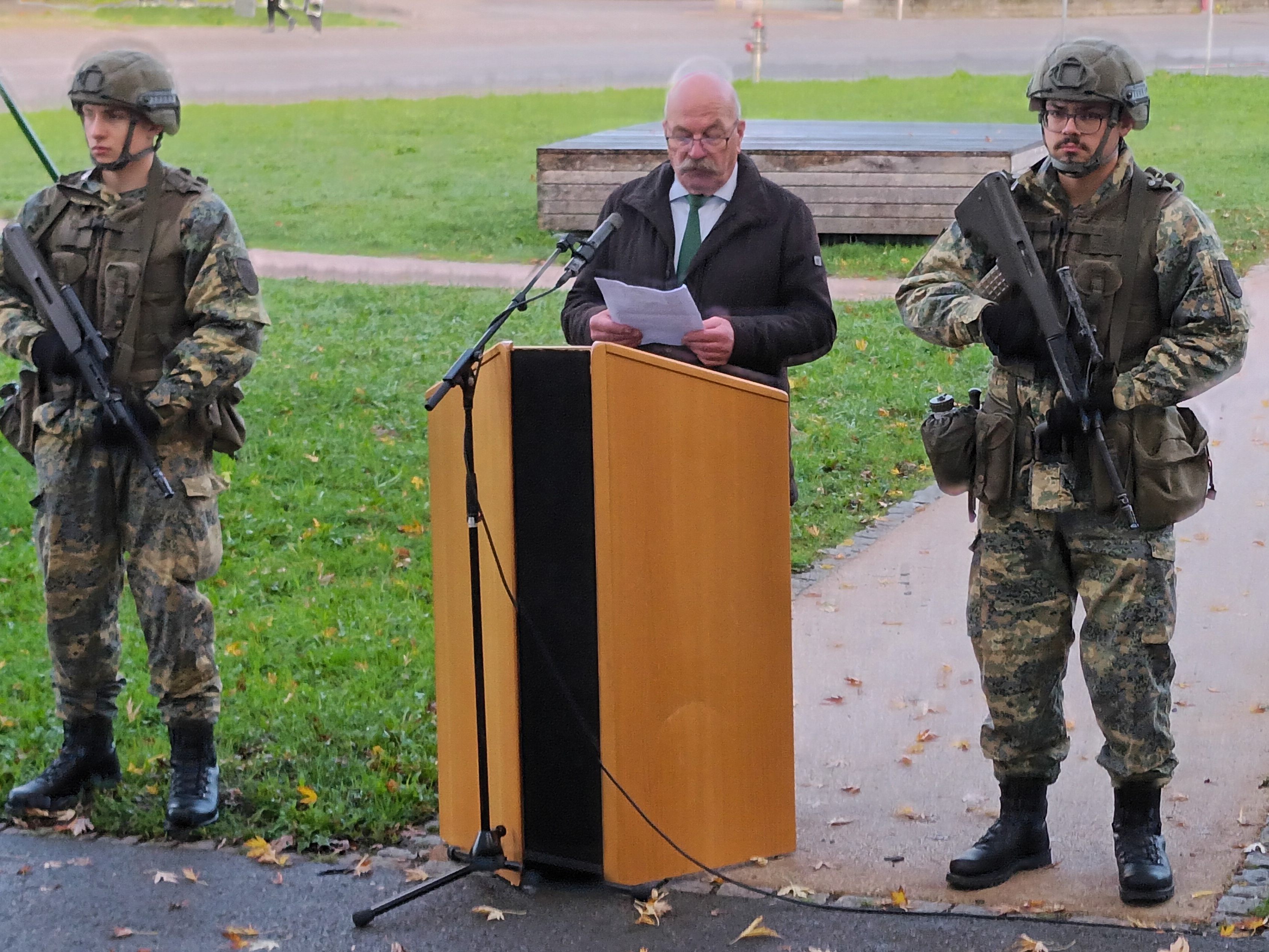 Helmut Loacker mit Bundesheer-Abordnung bei seiner Rede anlässlich des Seelensonntag in Götzis Helmut Loacker mit Bundesheer-Abordnung bei seiner Rede anlässlich des Seelensonntag in Götzis