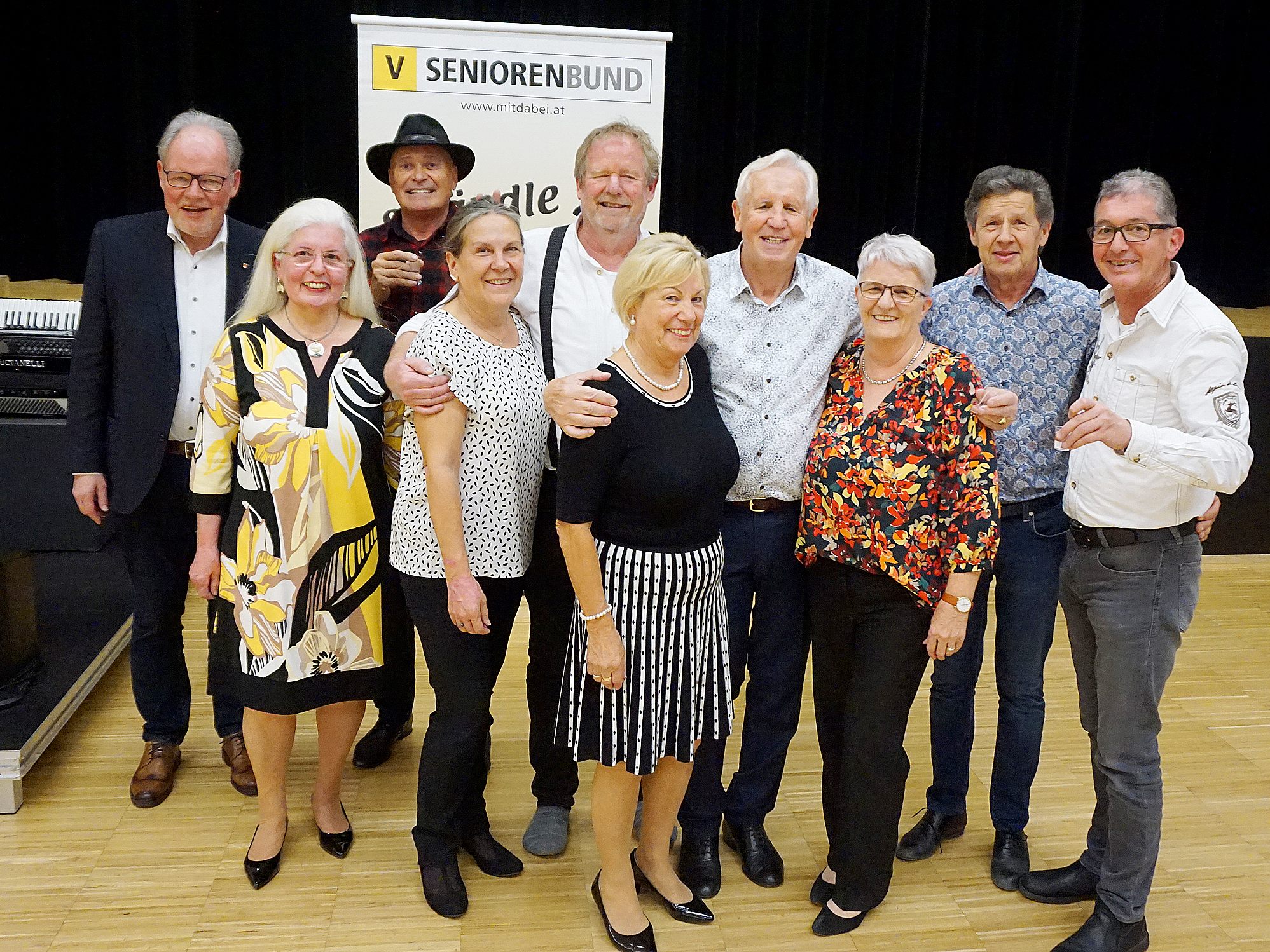 Beim Ländle tanzt vom Seniorenbund beim Herbsttanz wurden auch wieder die Geburtstagskinder gefeiert! Beim Ländle tanzt vom Seniorenbund beim Herbsttanz wurden auch wieder die Geburtstagskinder gefeiert!