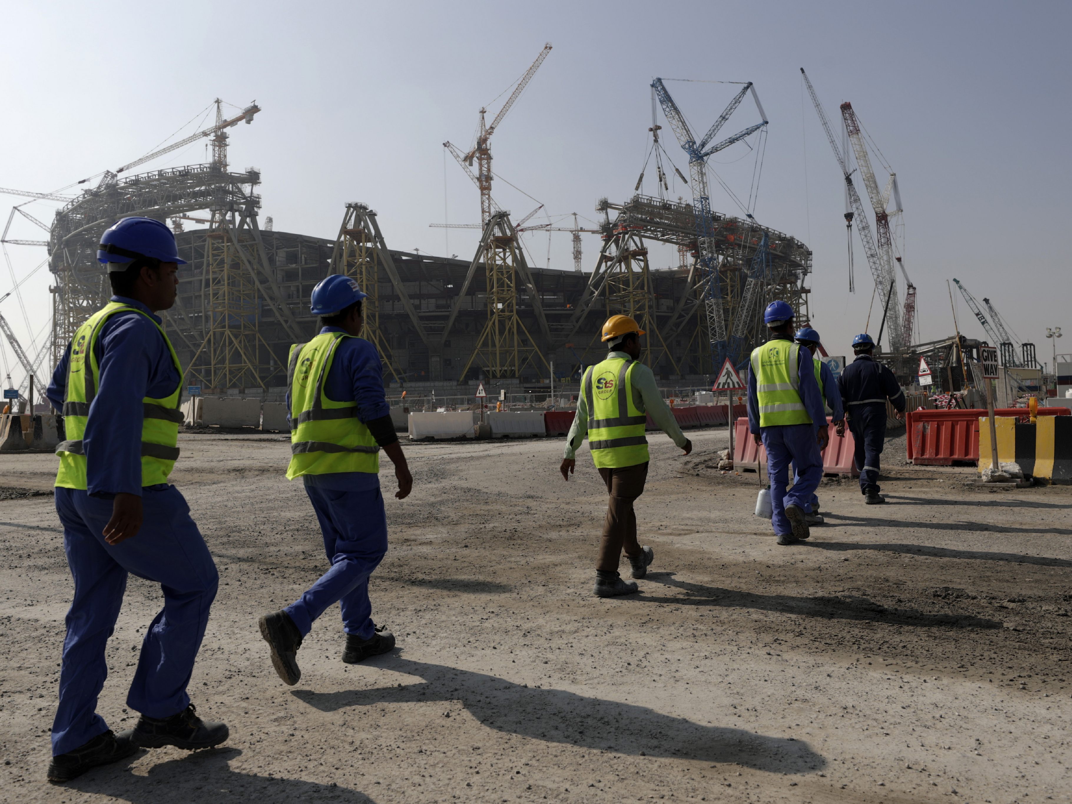 400 bis 500 Gastarbeiter sind laut dem WM-Organisationschef in Katar gestorben. 400 bis 500 Gastarbeiter sind laut dem WM-Organisationschef in Katar gestorben.