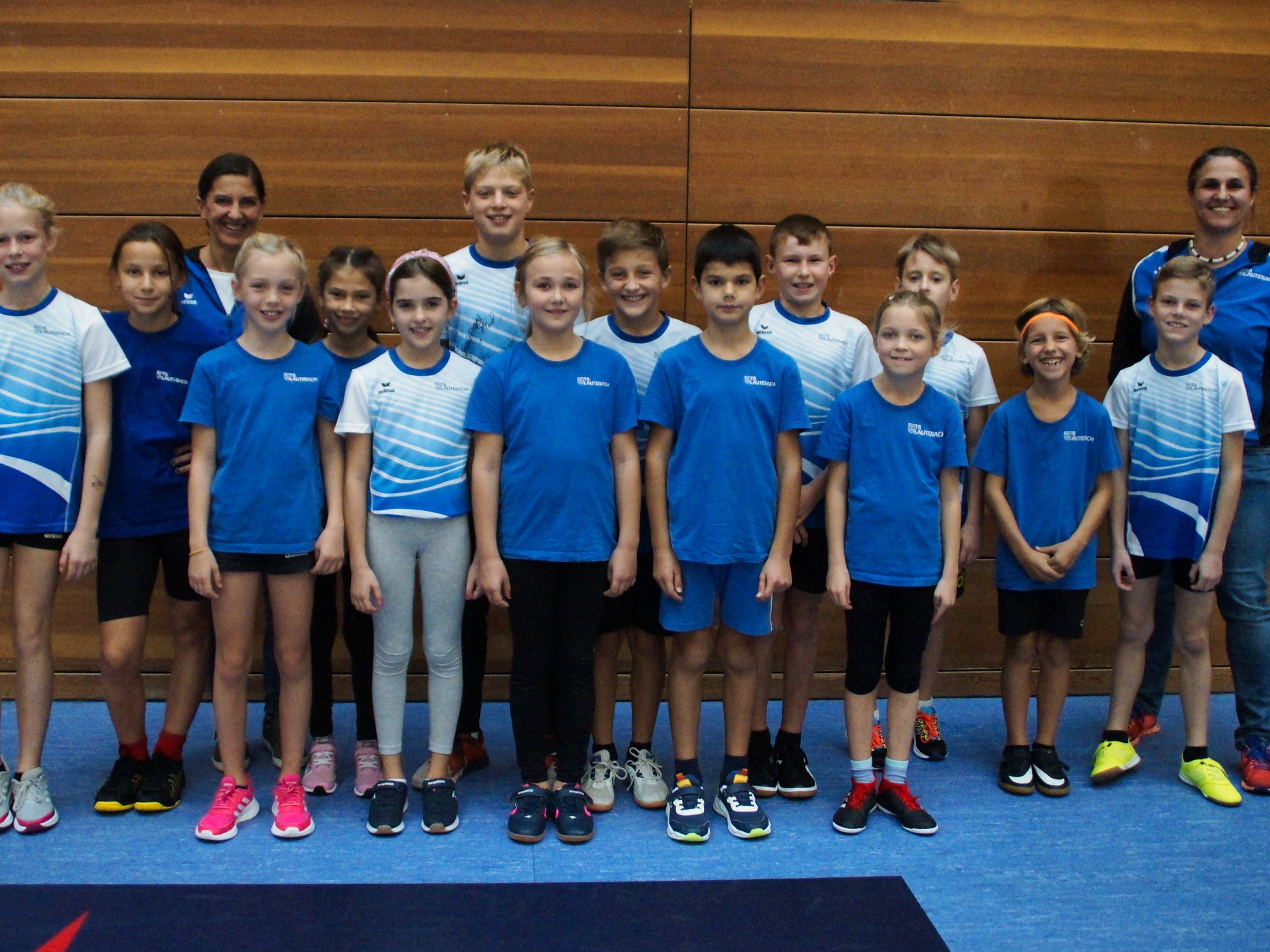Unsere Teilnehmer U10 und U12 mit Trainerinnen Barbara Obexer und Sonja Wild-Pöllmann Unsere Teilnehmer U10 und U12 mit Trainerinnen Barbara Obexer und Sonja Wild-Pöllmann