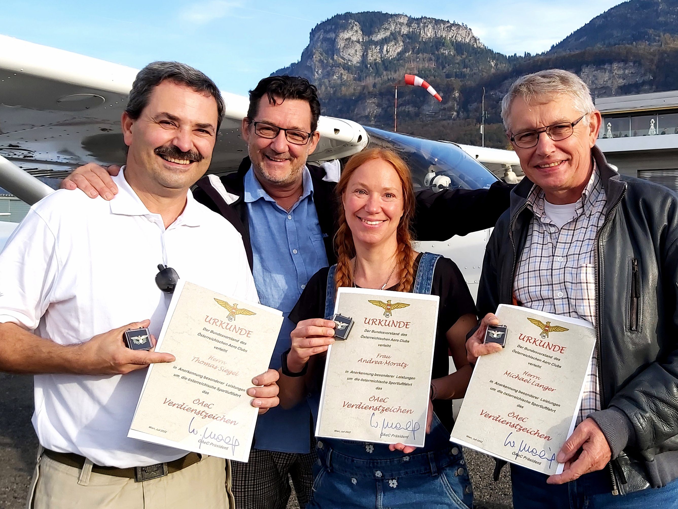 Andreas Seeburger überreichte stellvertretend, für den Bundes- und Landesvorstand des österreichischen Aeroclubs, an die Flieger Thomas Siegel (li), Andrea Moratz (mi) und Michael Langer die Urkunden und Anstecknadeln am Flugplatz Hohenems.