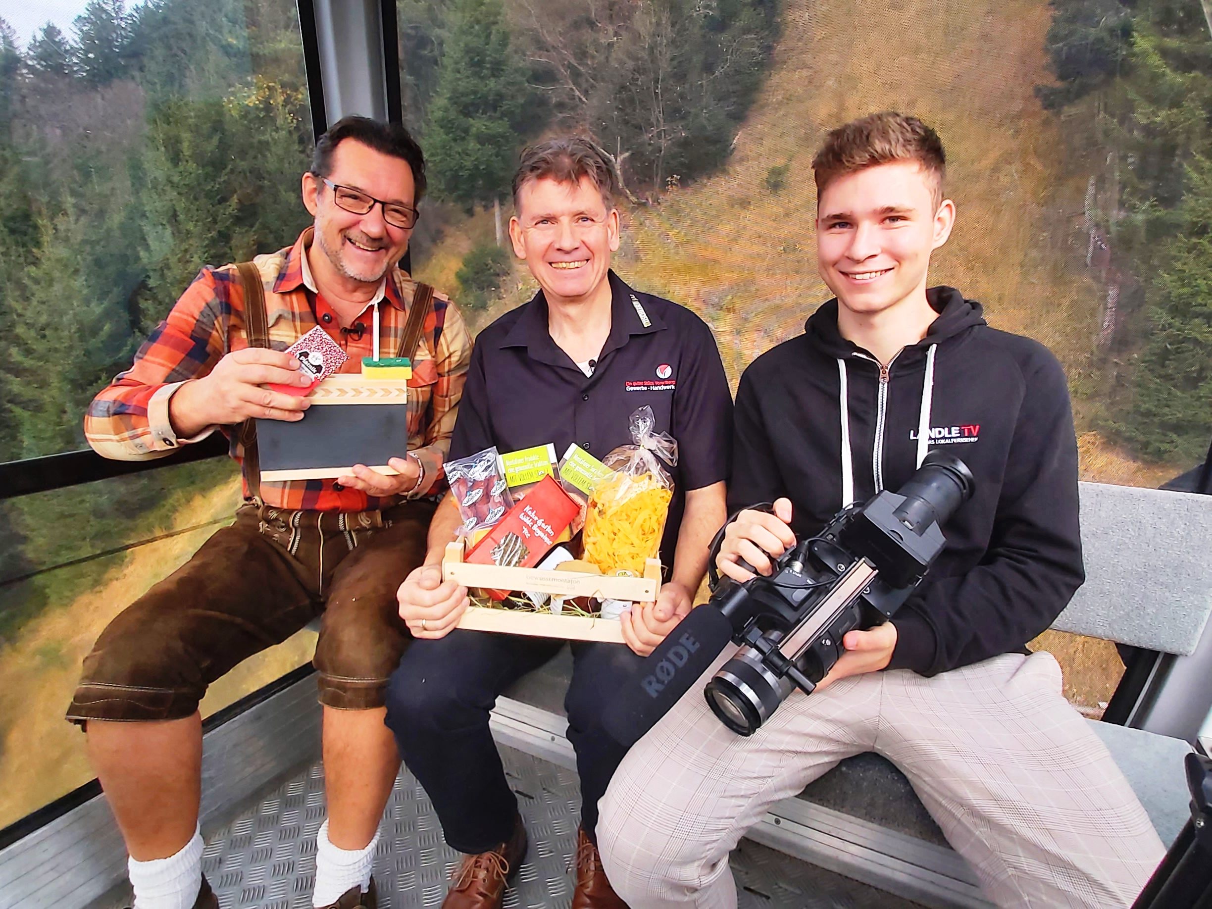Ländle TV Lehrling Simon Rüdisser (re) und Andreas Seeburger (li) begrüßen in der 260. Folge den traditionellen Montafoner Tischlermeister Thomas Vergud (mi) aus Gortipohl. Ländle TV Lehrling Simon Rüdisser (re) und Andreas Seeburger (li) begrüßen in der 260. Folge den traditionellen Montafoner Tischlermeister Thomas Vergud (mi) aus Gortipohl.