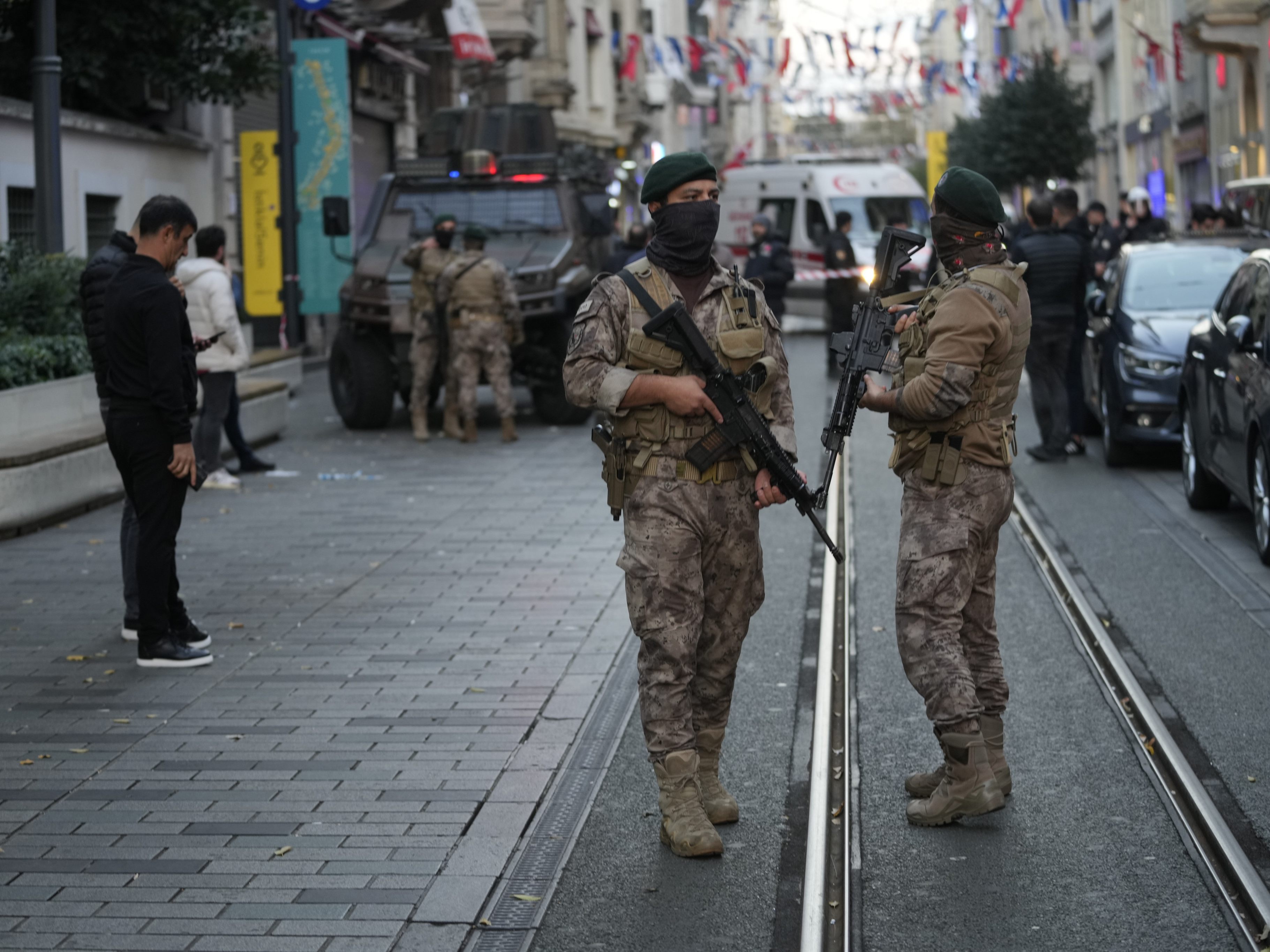 Istanbul - Erdogan: Explosion "hinterhältiger Anschlag". Istanbul - Erdogan: Explosion "hinterhältiger Anschlag".