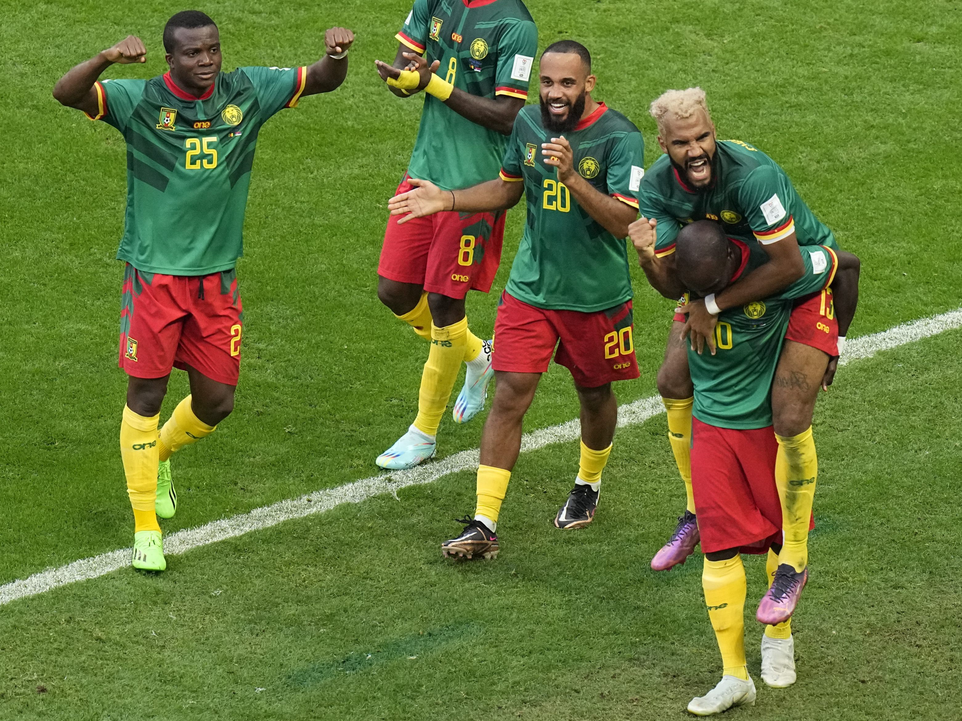 Kamerun kämpfte sich nach einem 1:3-Rückstand gegen Serbien zurück. Kamerun kämpfte sich nach einem 1:3-Rückstand gegen Serbien zurück.