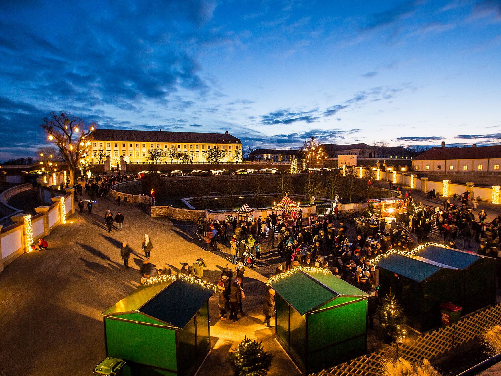 Der Weihnachtsmarkt in Schloss Hof in Niederösterreich ist vom 19. November bis 18. Dezember geöffnet. Der Weihnachtsmarkt in Schloss Hof in Niederösterreich ist vom 19. November bis 18. Dezember geöffnet.