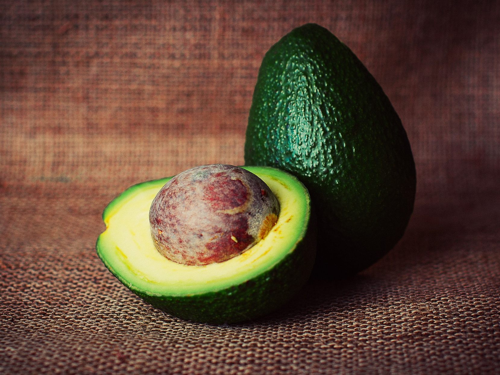 Avocadp kann ein guter Helfer bei trockener und rissiger Haut sein. Avocadp kann ein guter Helfer bei trockener und rissiger Haut sein.
