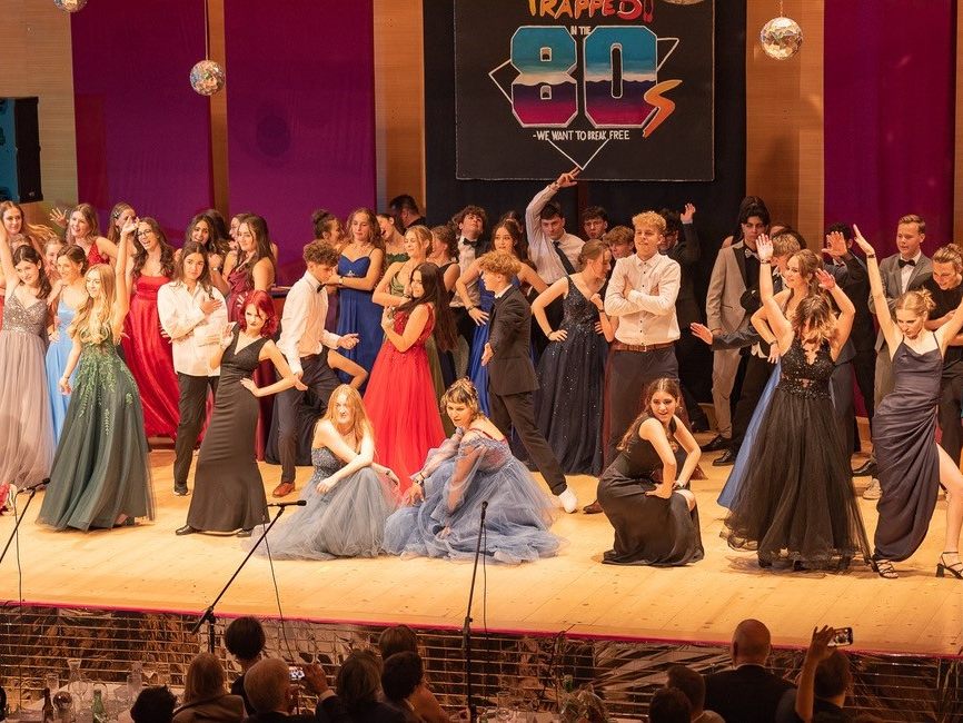 Mit Sportlichkeit, Power und Witz boten die Achtklässler eine abwechslungsreiche Show, deren Höhepunkt die Mitternachtseinlage war. Mit Sportlichkeit, Power und Witz boten die Achtklässler eine abwechslungsreiche Show, deren Höhepunkt die Mitternachtseinlage war.