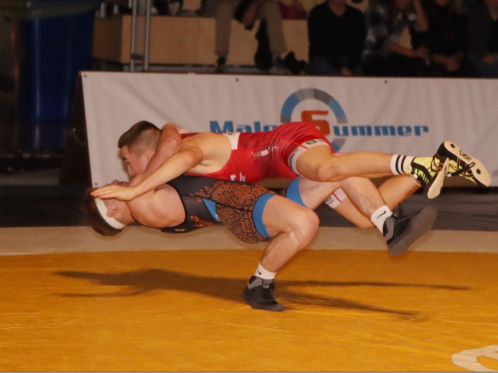 Dawud Dawudov gewann gegen Machdin Dzahmulaev klar nach Punkten. Dawud Dawudov gewann gegen Machdin Dzahmulaev klar nach Punkten.