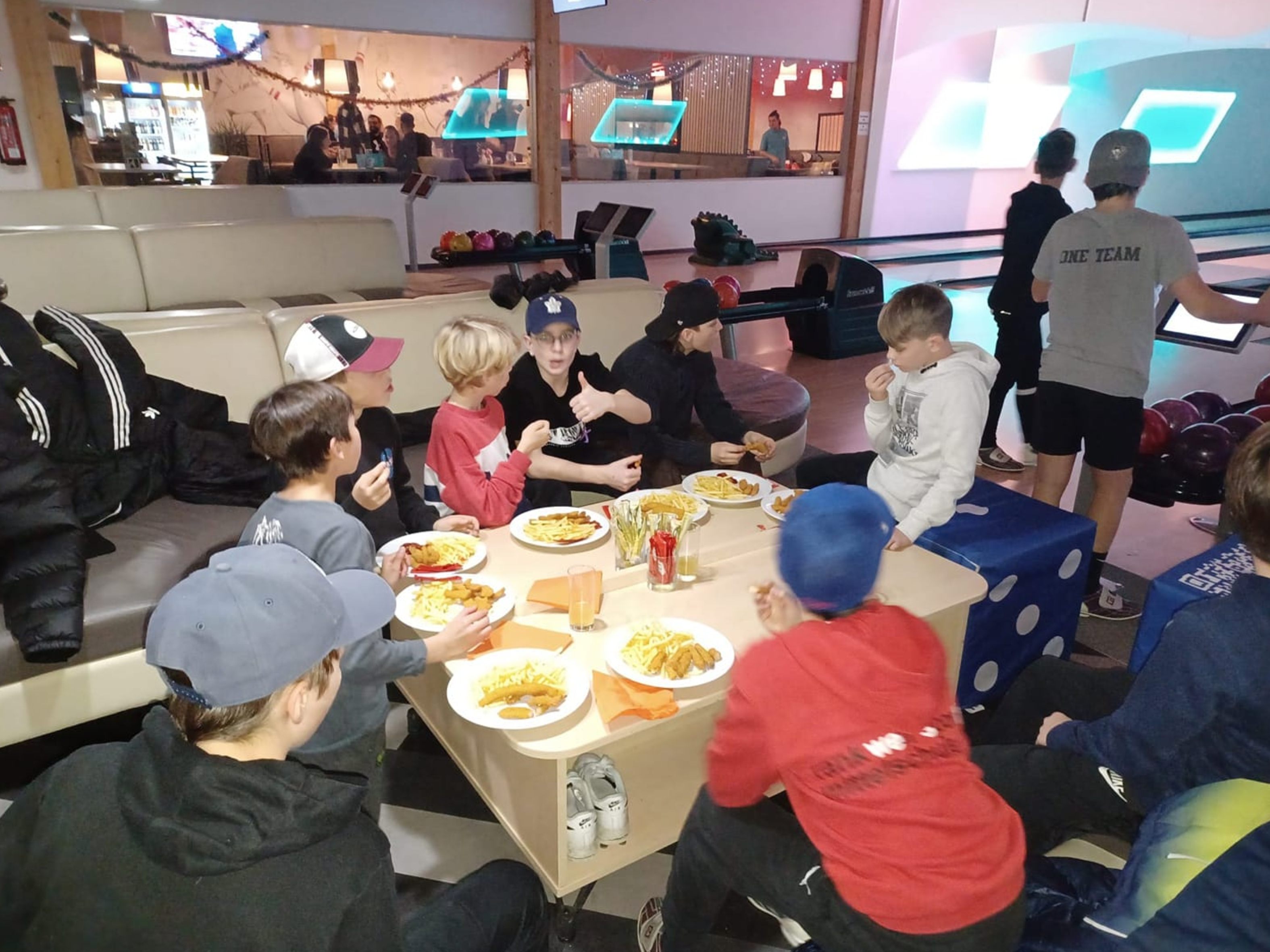 In der Funworld gab es für die U13-Hockeycracks eine willkommene Abwechslung In der Funworld gab es für die U13-Hockeycracks eine willkommene Abwechslung