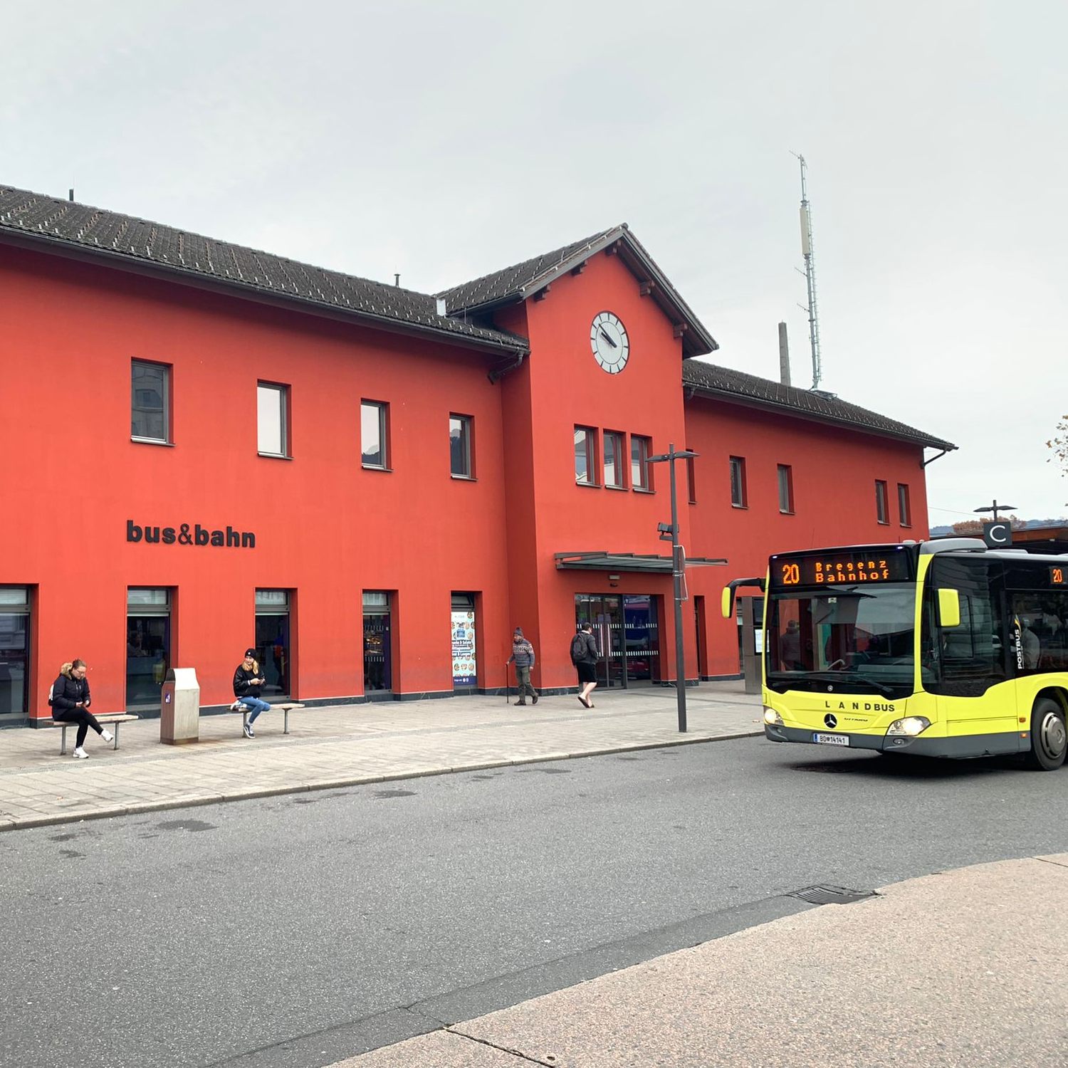 Leere Bahnsteige, volle Busse: In Vorarlberg stehen alle Züge still.
