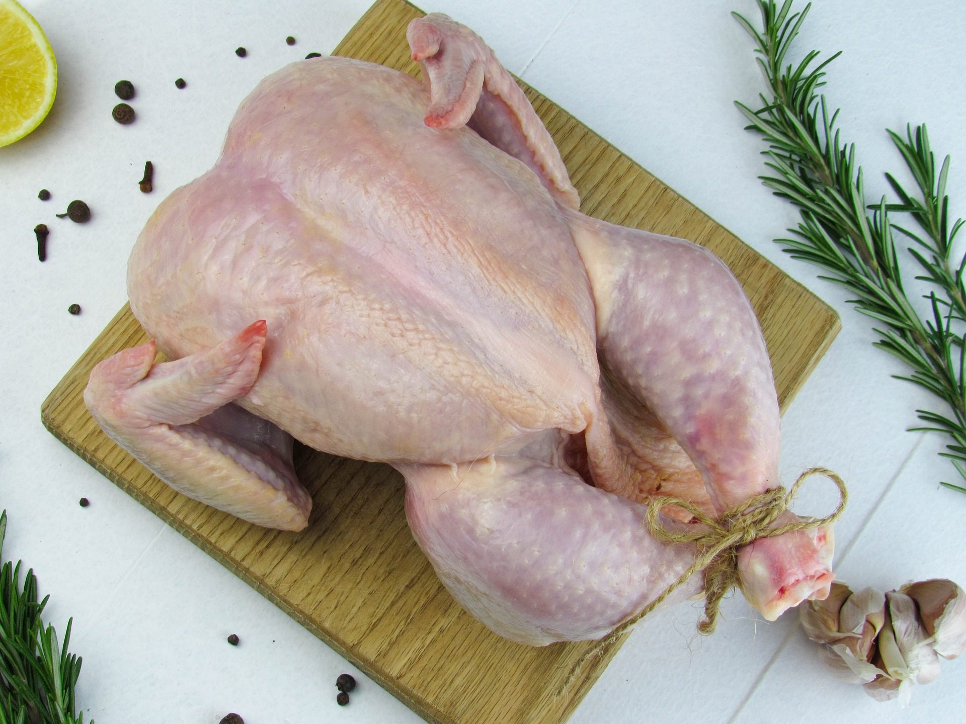 In einem rohen Huhn wurde eine Waffe entdeckt. In einem rohen Huhn wurde eine Waffe entdeckt.