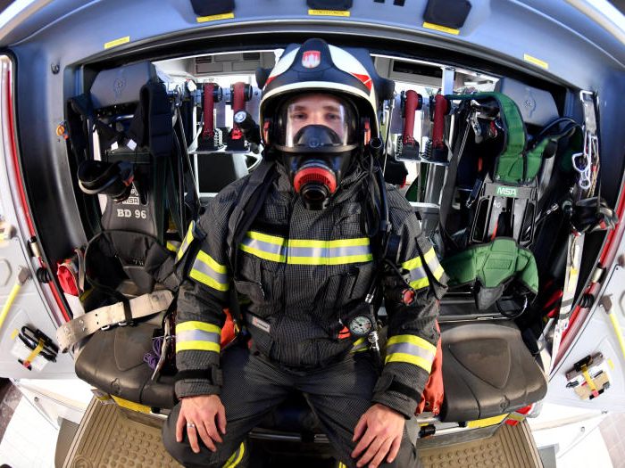 Die Berufsfeuerwehr Wien rettete einen 43-Jährigen aus seiner brennenden Wohnung in Wien-Simmering. Die Berufsfeuerwehr Wien rettete einen 43-Jährigen aus seiner brennenden Wohnung in Wien-Simmering.