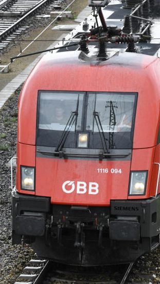 Vor den Warnstreiks der Eisenbahner am Montag in Österreich suchen die Arbeitgäber das Gespräch mit den Gewerkschaften.