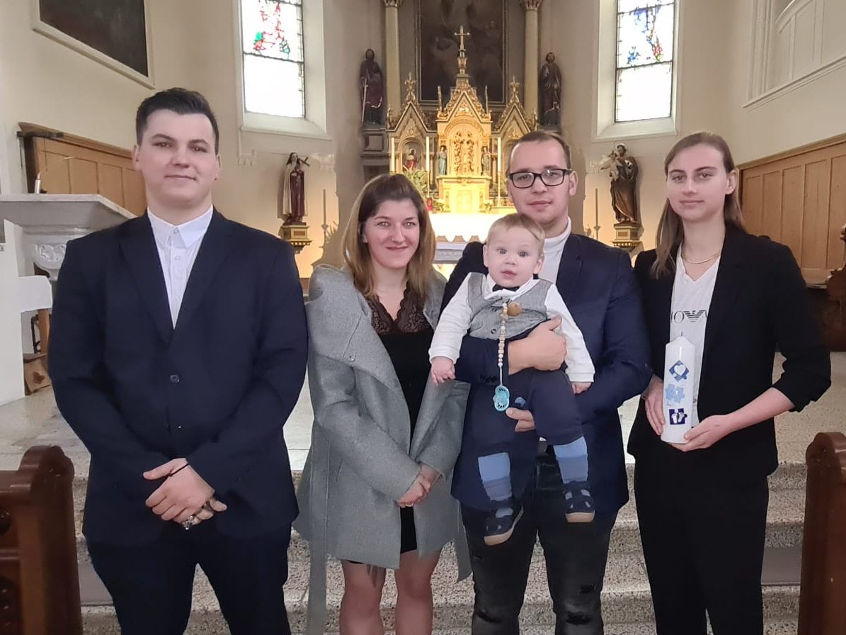 Finn Patrick bei der Taufe, mit seinen Eltern und Paten. Finn Patrick bei der Taufe, mit seinen Eltern und Paten.
