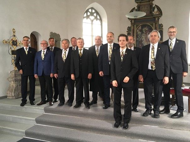 Gruppenfoto (mit einem Teil) der Sänger der Feldkirch Liedertafel mit Chorleiter Andre Sesgör. Gruppenfoto (mit einem Teil) der Sänger der Feldkirch Liedertafel mit Chorleiter Andre Sesgör.