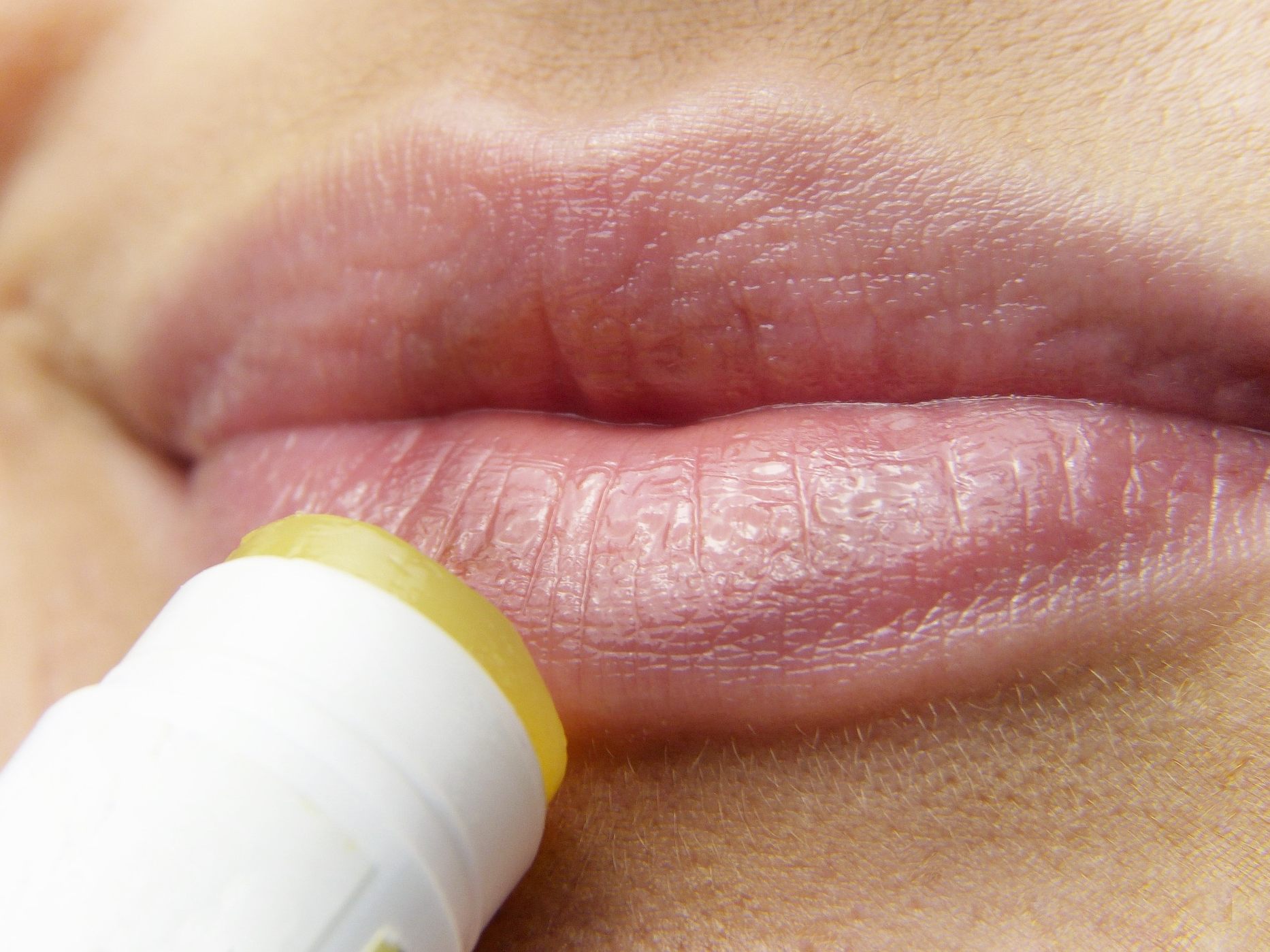 Lippenpflege wird oft nachgesagt, dass sie abhängig machen soll. Lippenpflege wird oft nachgesagt, dass sie abhängig machen soll.