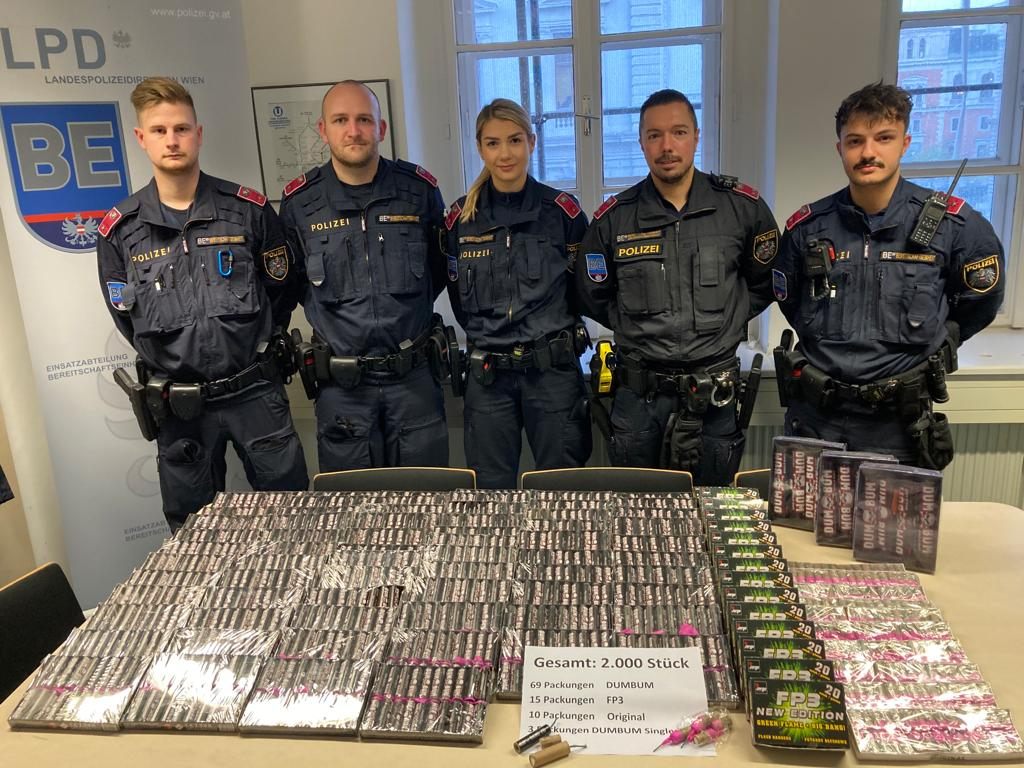 Die Polizei stellte 2.000 illegale Feuerwerkskörper sicher. Die Polizei stellte 2.000 illegale Feuerwerkskörper sicher.