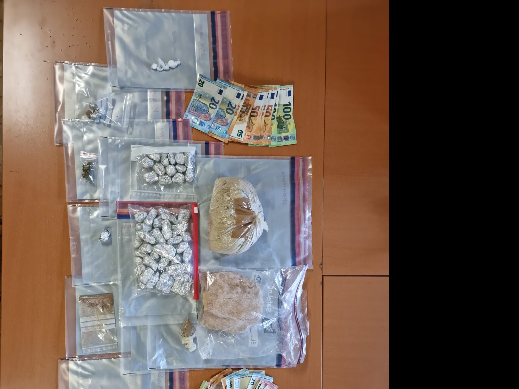 Die Wiener Polizei hat Suchtmittel mit einem Straßenverkaufswert von 26.000 Euro sichergestellt. Die Wiener Polizei hat Suchtmittel mit einem Straßenverkaufswert von 26.000 Euro sichergestellt.