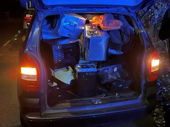 Im Fahrzeug der mutmaßlichen Einbrecher fand die Polizei diverse Elektrogeräte und Werkzeuge. Im Fahrzeug der mutmaßlichen Einbrecher fand die Polizei diverse Elektrogeräte und Werkzeuge.