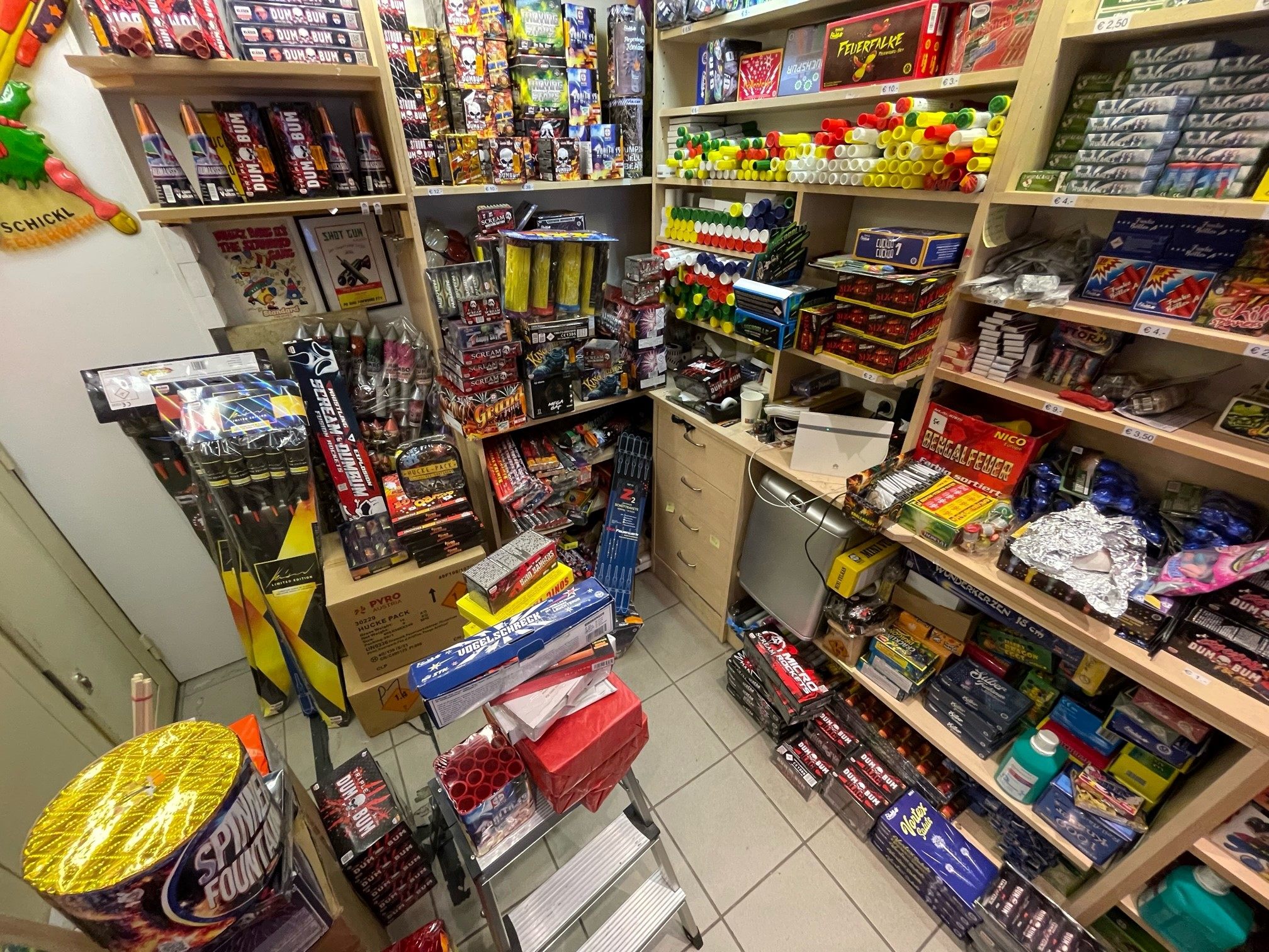 In einem Geschäft in Wien-Favoriten wurde Pyrotechnik unsachgemäß gelagert. In einem Geschäft in Wien-Favoriten wurde Pyrotechnik unsachgemäß gelagert.