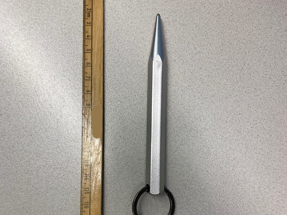 Ein 40-jähriger Mann raubte am Wiener Bahnhof Rennweg einen jungen Mann mit einer verboteten Waffe aus. Ein 40-jähriger Mann raubte am Wiener Bahnhof Rennweg einen jungen Mann mit einer verboteten Waffe aus.