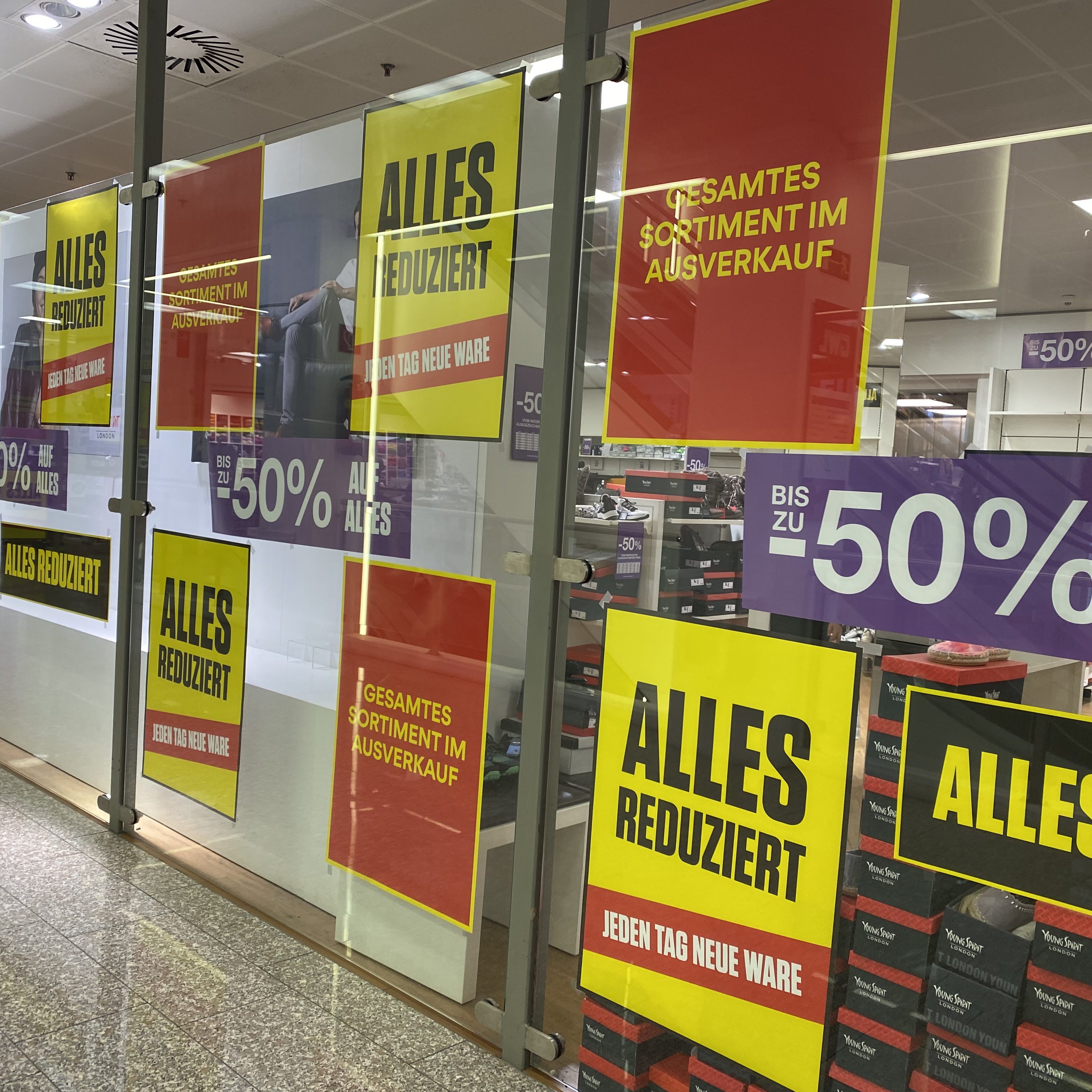 Diese Schilder sorgen für Verwirrung. Schließt der Schuhhändler seine Filialen?