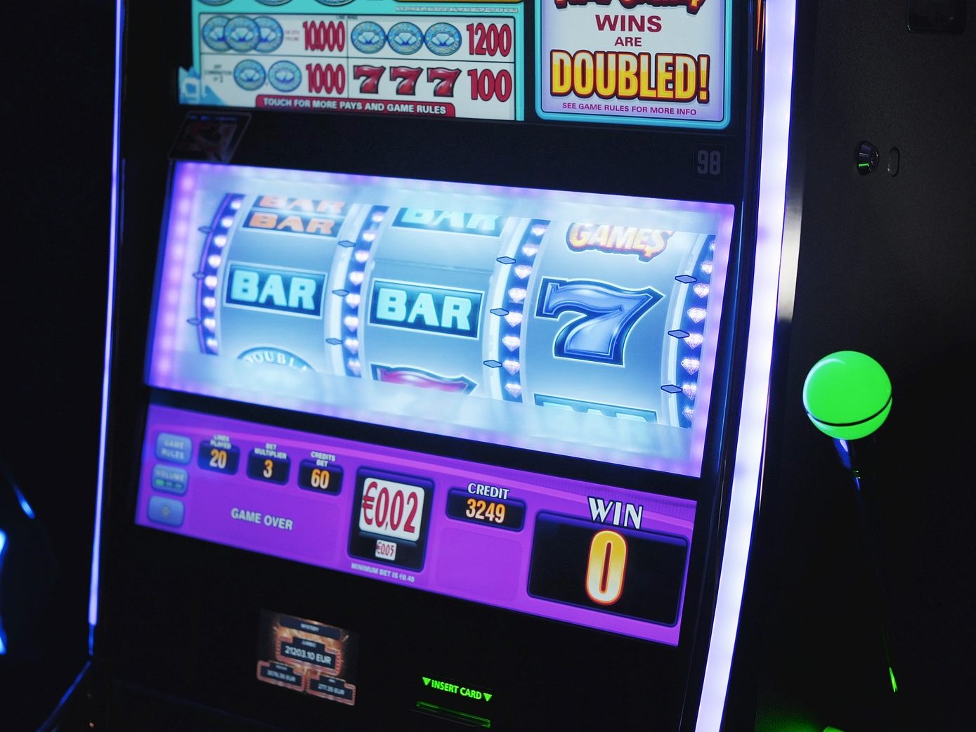 In Wien-Ottakring wurden drei Männer festgenommen, nachdem sie bei dem Transport von illegalen Spielautomaten erwischt wurden. In Wien-Ottakring wurden drei Männer festgenommen, nachdem sie bei dem Transport von illegalen Spielautomaten erwischt wurden.