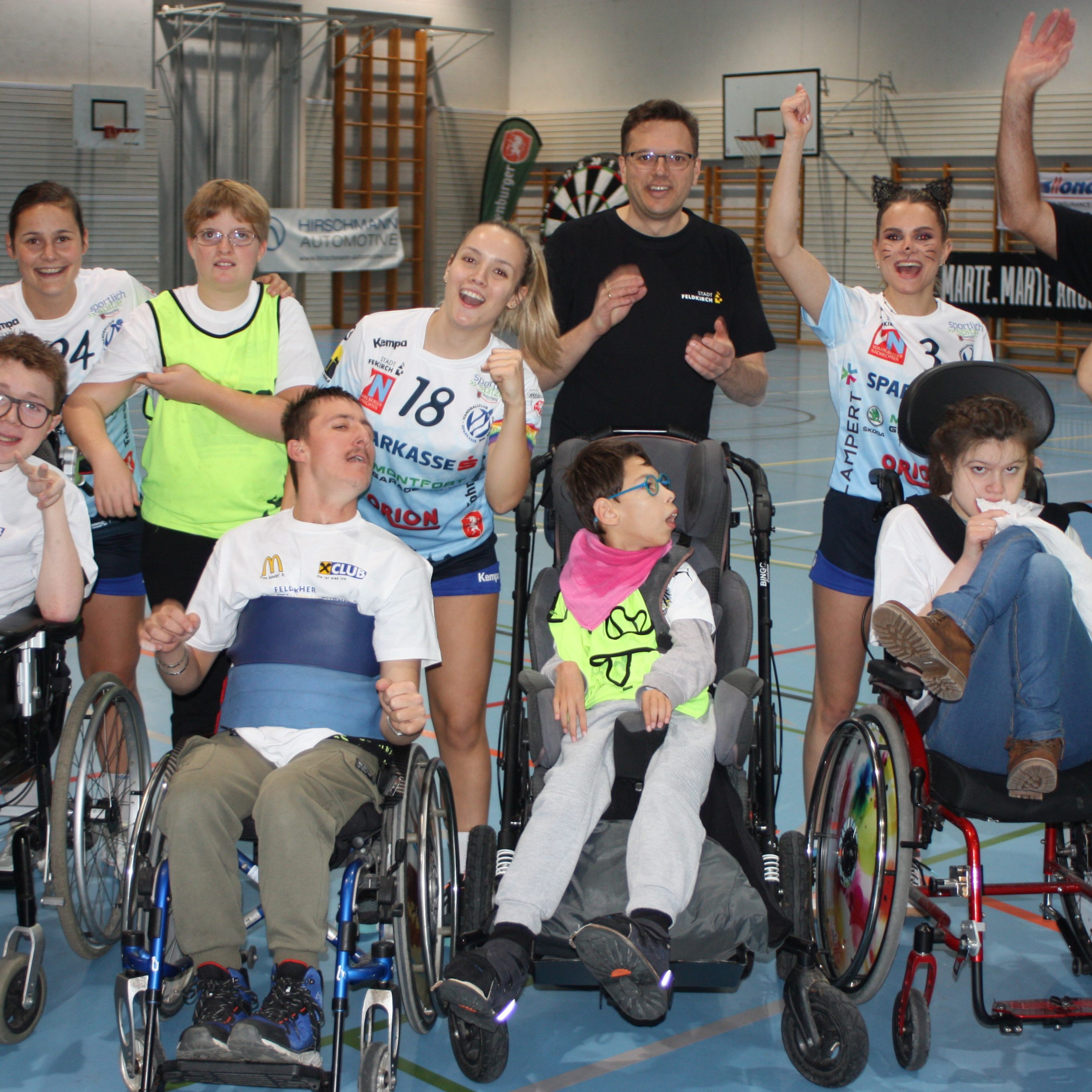 Feldkirchs Stadtpolitik spielte zusammen mit dem Schulheim Mäder für den guten Zweck Handball.