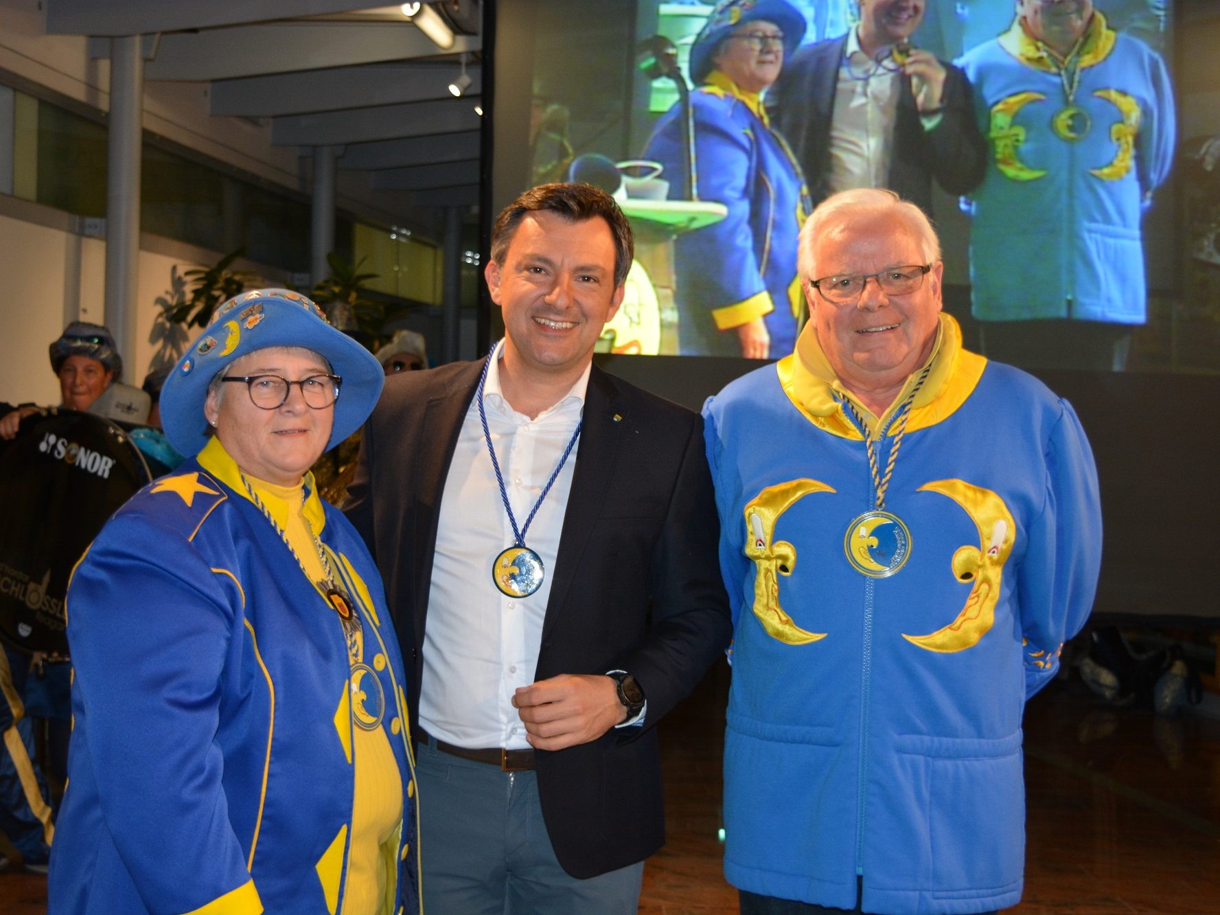Bei der Rathaus-Übernahme durch die „Blau-Gelben“: Mufängar Obfrau Irmi Heinzle und Vizeobmann Alexander Knauth mit Bürgermeister Martin Staudinger in der Mitte.