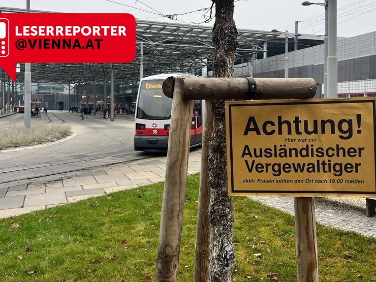 Ein Schild warnt am Wiener Praterstern vor einem "ausländischen Vergewaltiger". Ein Schild warnt am Wiener Praterstern vor einem "ausländischen Vergewaltiger".