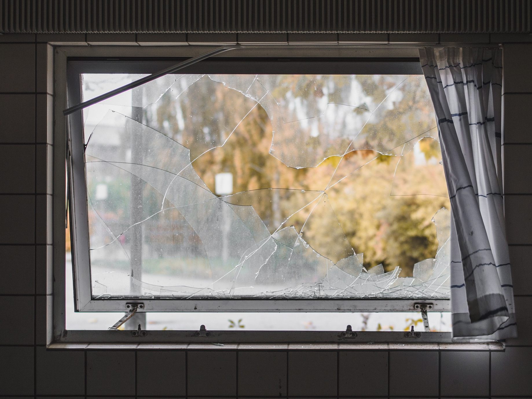 Wegen Pyrotechnik sind am Sonntag die Fenster eines Wohnhauses in Wien-Fünfhaus zerbrochen. Wegen Pyrotechnik sind am Sonntag die Fenster eines Wohnhauses in Wien-Fünfhaus zerbrochen.