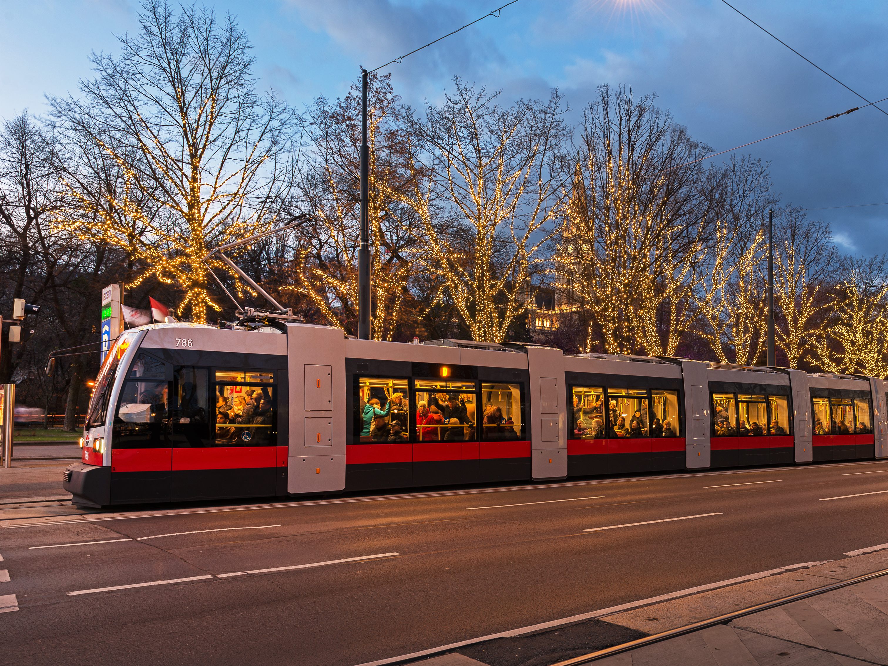 Die Wiener Linien fordern ihre Bim-Fahrer zu freiwilligen Feiertagsdiensten auf. Die Wiener Linien fordern ihre Bim-Fahrer zu freiwilligen Feiertagsdiensten auf.