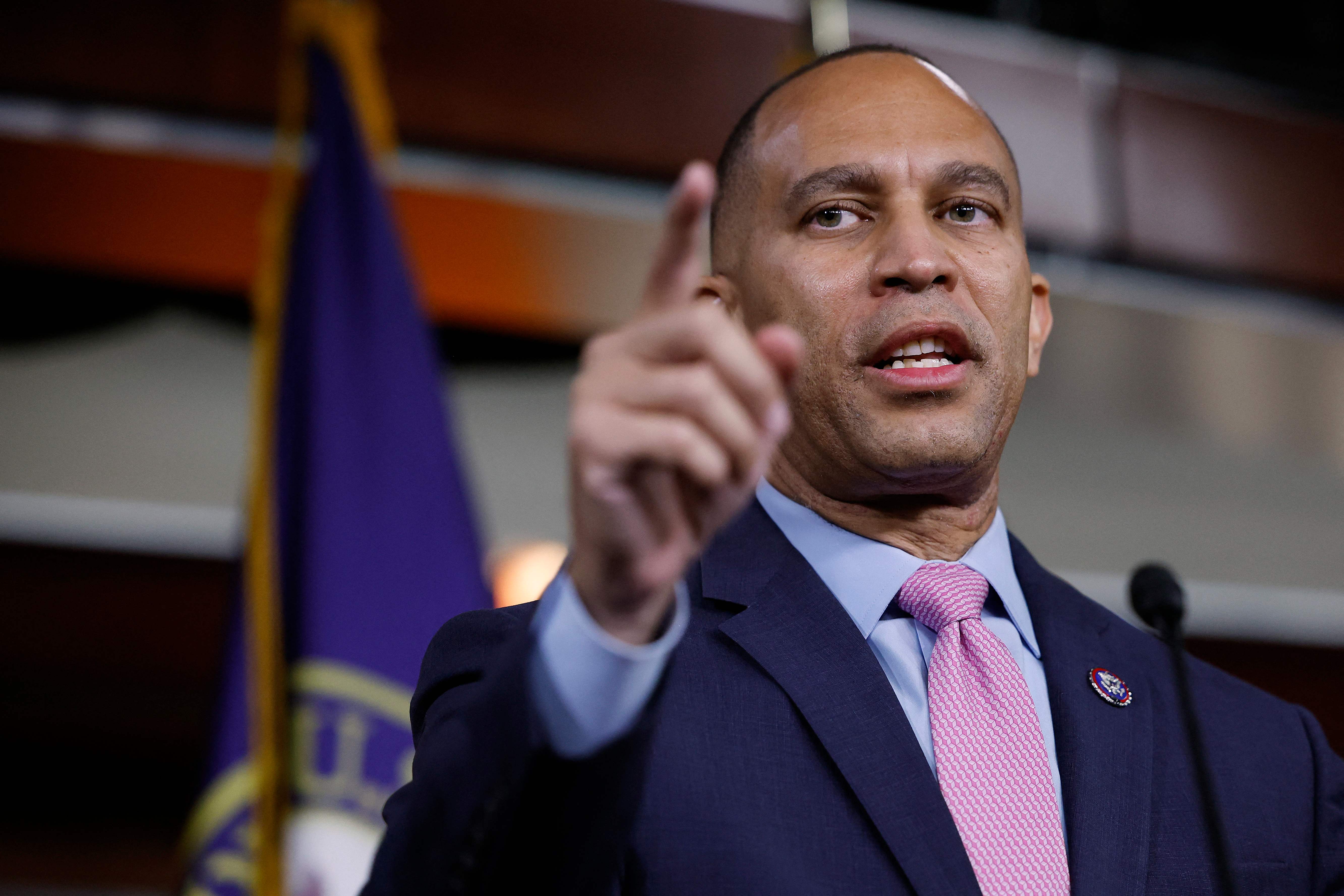 Dem künftigen Fraktionschef der Demokraten, Hakeem Jeffries, zufolge müssen die Republikaner nun entscheiden, ob sie sich von Trump distanzieren oder weiter an seinen extremen Ansichten festhalten wollen.  
