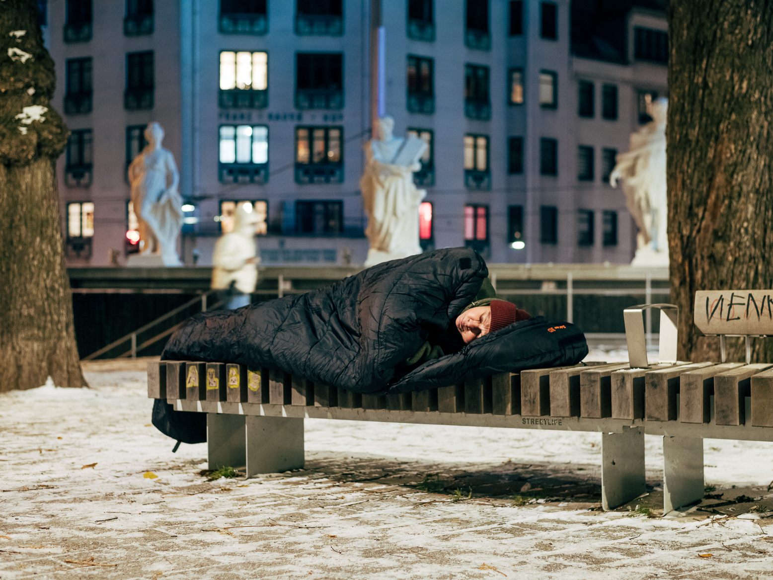 Caritas und Sänger Christopher Seiler bitten um Spenden für "Gruft". Caritas und Sänger Christopher Seiler bitten um Spenden für "Gruft".