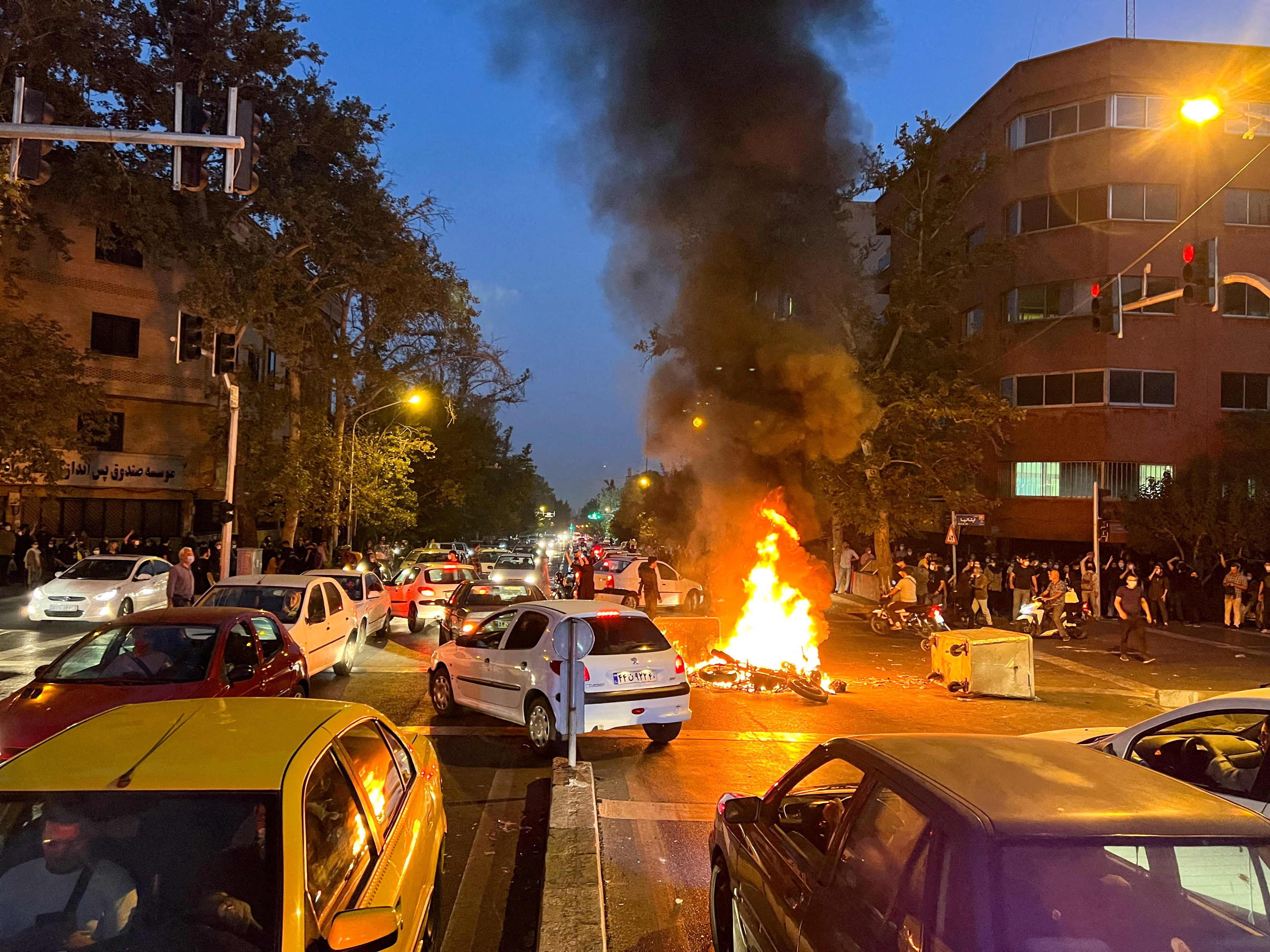 Bei den Protesten im Iran wurden mindestens 448 Menschen getötet. Bei den Protesten im Iran wurden mindestens 448 Menschen getötet.
