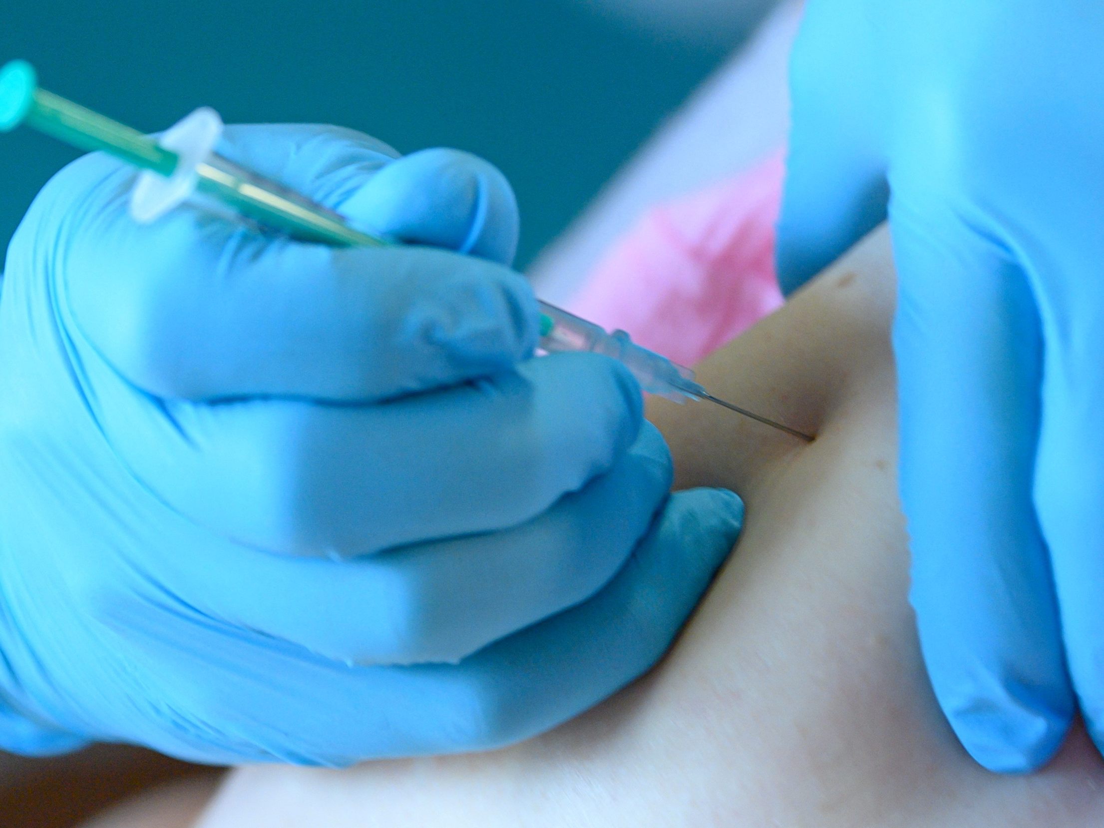 In Wien sind wieder Impftermine mit den Vakzinen von Novavax und Sanofi verfügbar.