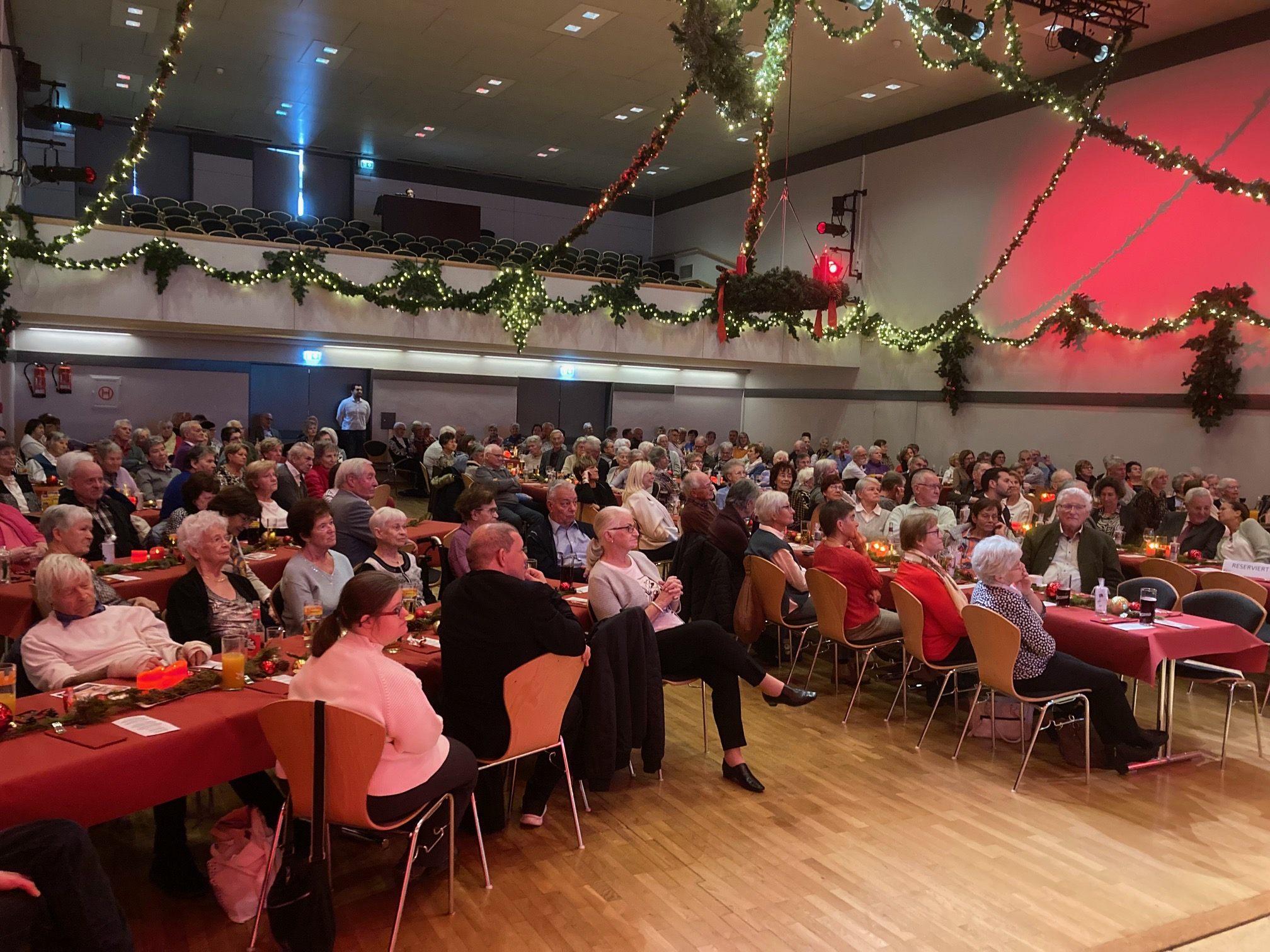 Ein schön geschmückter Stadtsaal