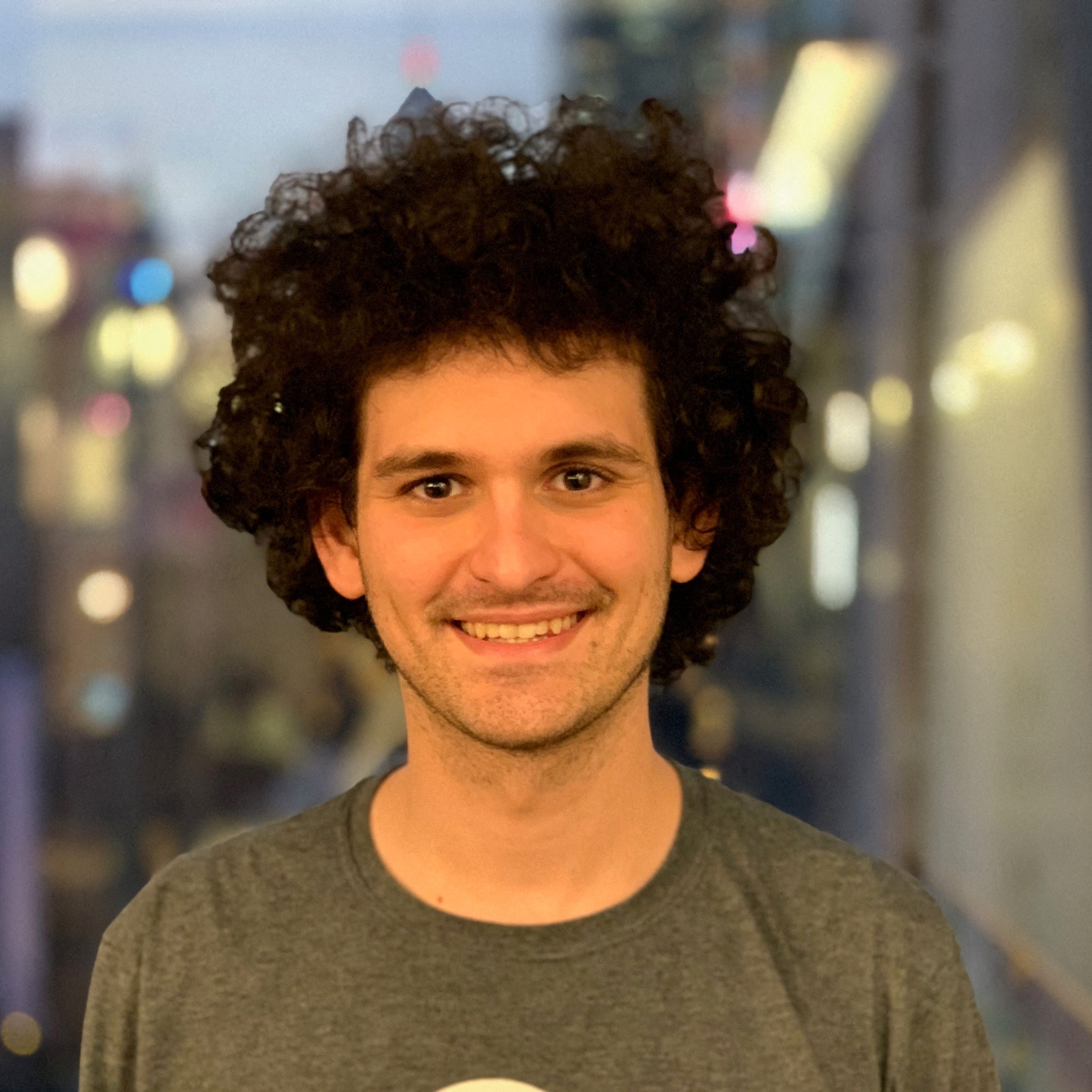 Kryptobörsen-Gründer Sam Bankman-Fried entschuldigte sich bei seinen Mitarbeitern.