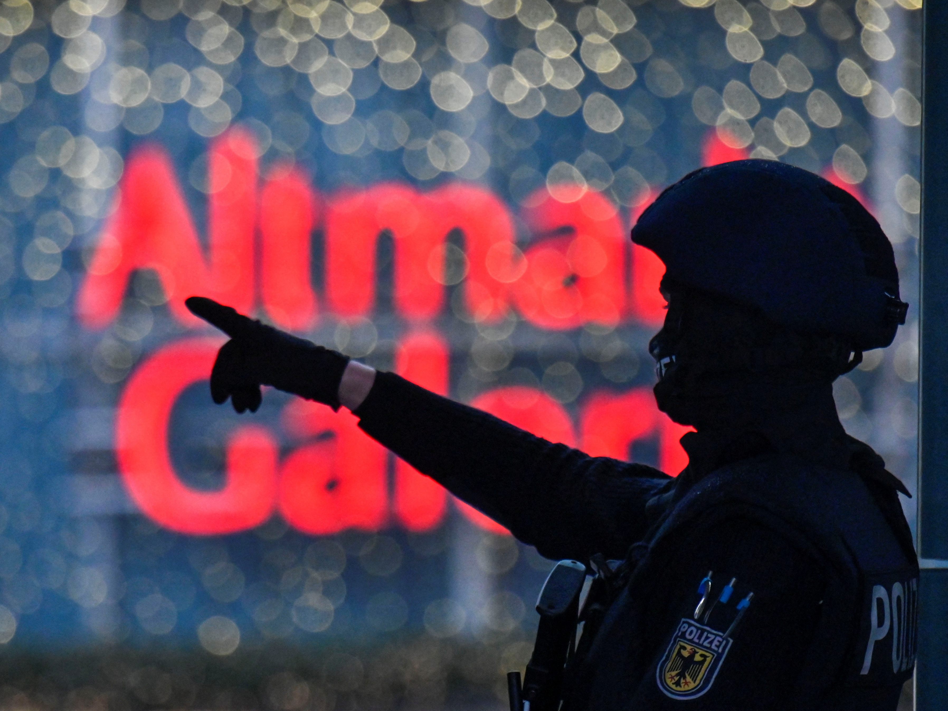Im Einkaufszentrum Altmarkt-Galerie in der Dresdner Innenstadt kam es am Samstagvormittag zu einem Polizei-Großeinsatz wegen einer Geiselnahme. Im Einkaufszentrum Altmarkt-Galerie in der Dresdner Innenstadt kam es am Samstagvormittag zu einem Polizei-Großeinsatz wegen einer Geiselnahme.