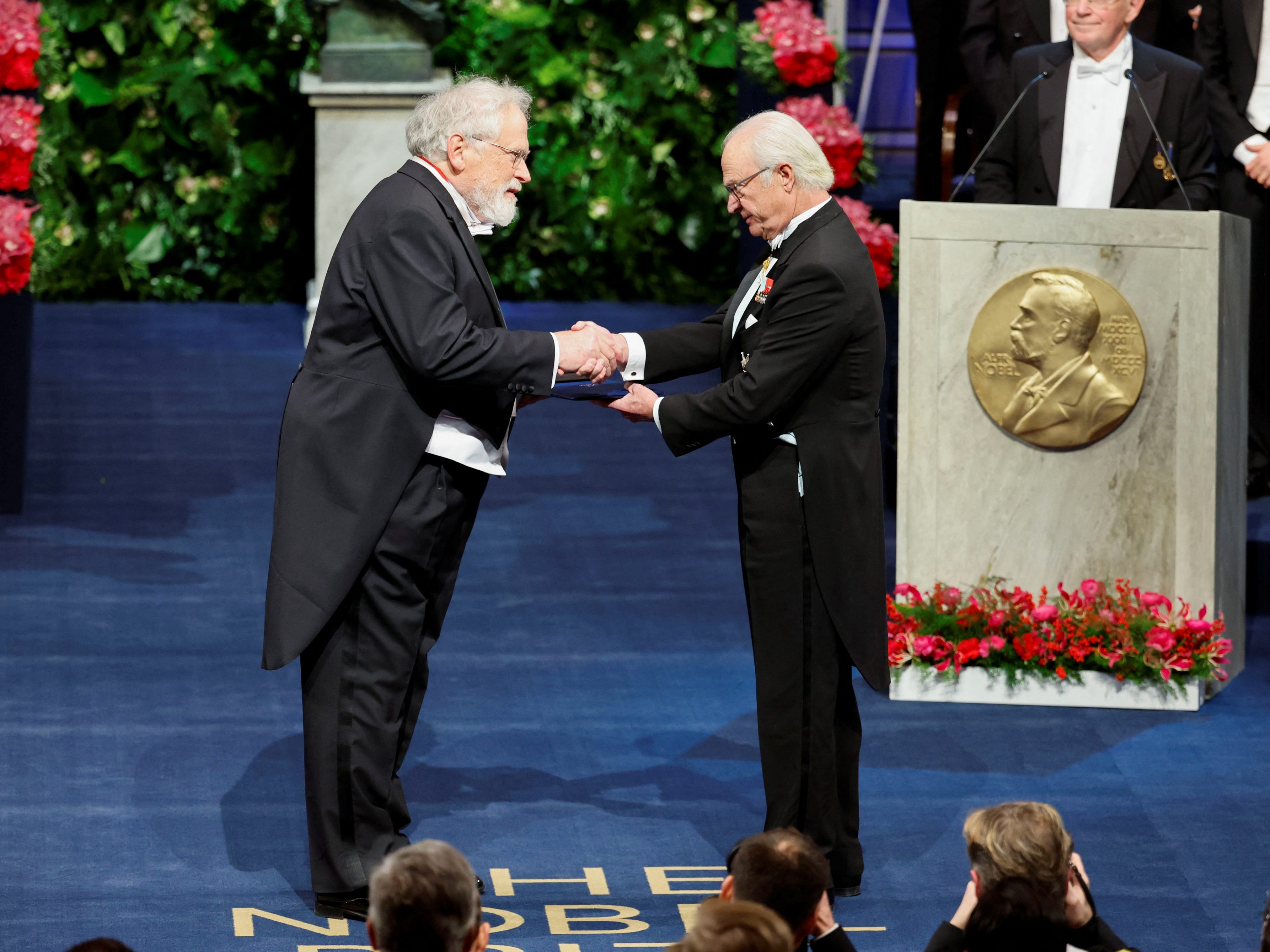 Der schwarze Frack in dem Physik-Nobelpreisträger Anton Zeilinger seine Auszeichnung in Stockholm entgegen nahm, soll für einen guten Zweck versteigert werden. Der schwarze Frack in dem Physik-Nobelpreisträger Anton Zeilinger seine Auszeichnung in Stockholm entgegen nahm, soll für einen guten Zweck versteigert werden.