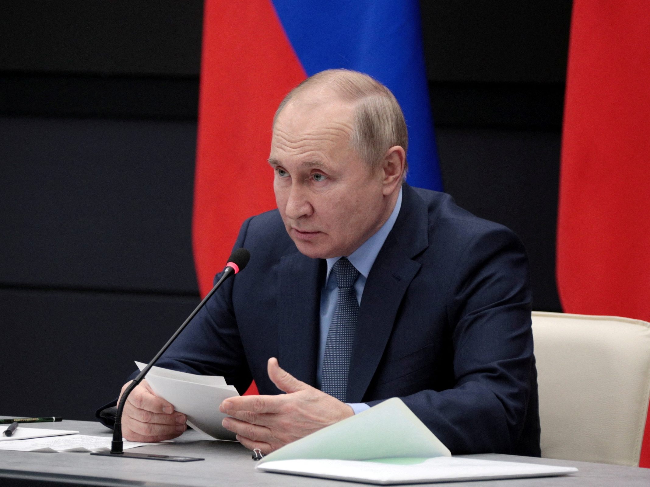 Laut Putin würde die ukrainische Regierung die Gespräche blockieren. Laut Putin würde die ukrainische Regierung die Gespräche blockieren.