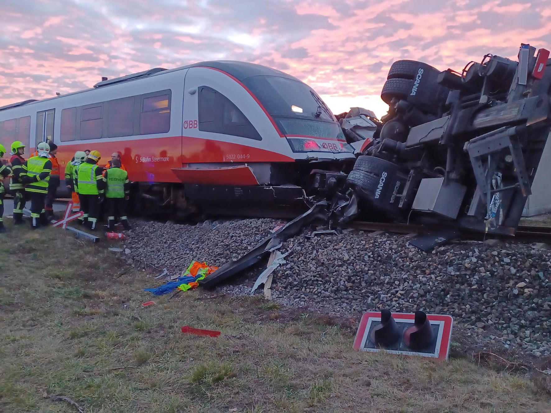 Bei einem Zusammenstoß von einem Lkw mit einem Personenzug wurden drei Personen verletzt. Bei einem Zusammenstoß von einem Lkw mit einem Personenzug wurden drei Personen verletzt.